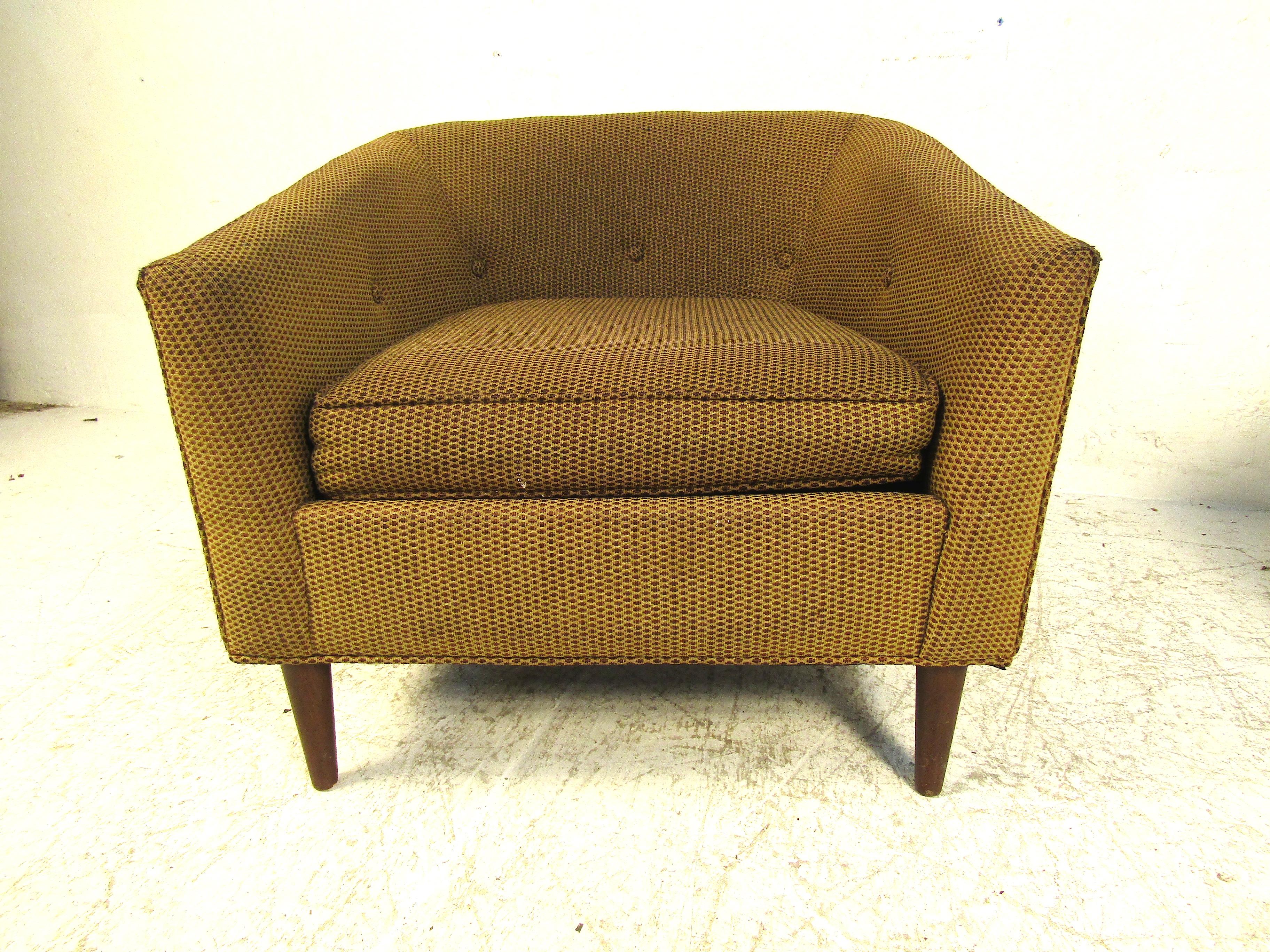 20th Century Pair of Dark Green Upholstery Lounge Chairs For Sale