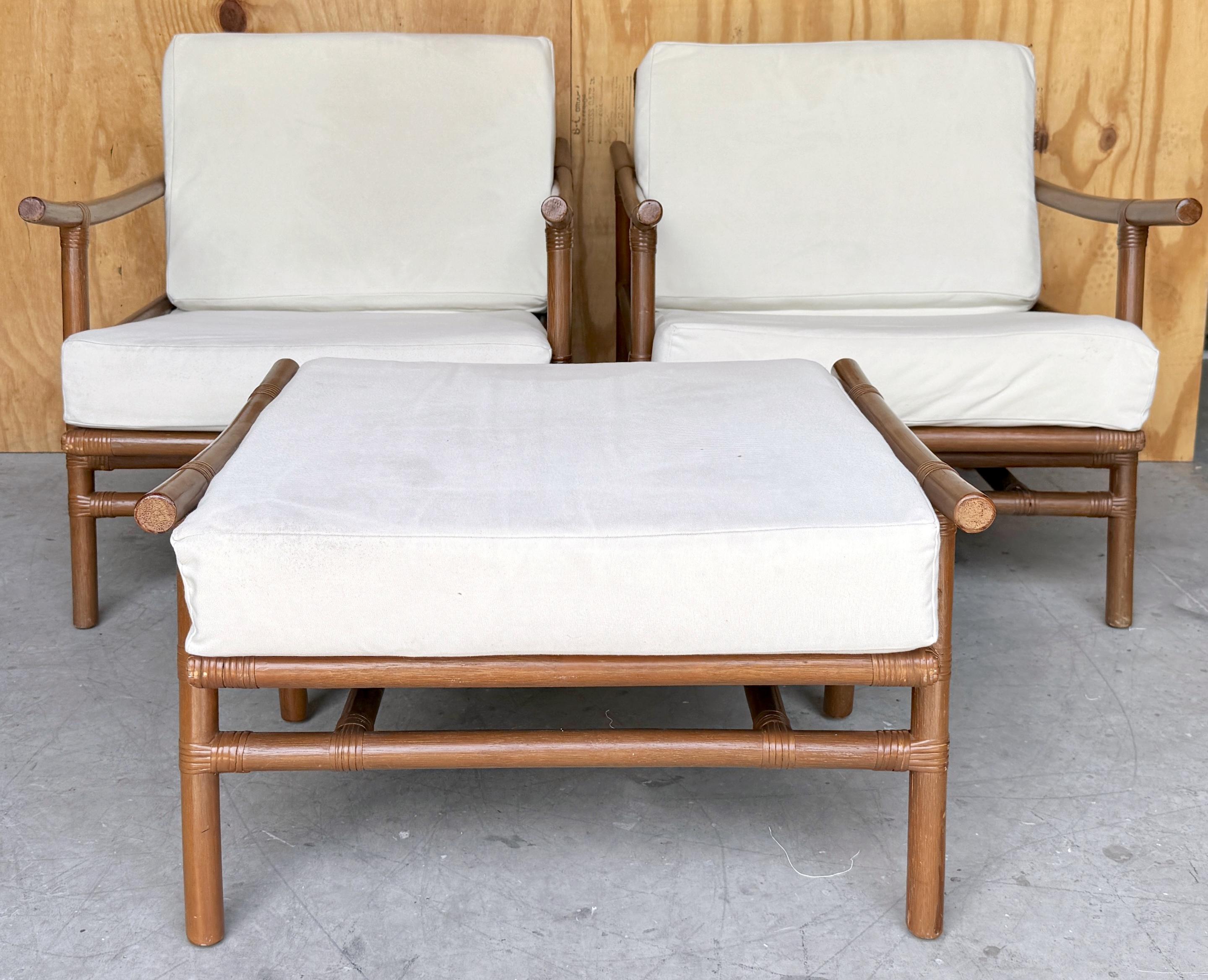 Paar Clubstühle aus dunklem Naturrattan mit Ottomane von Ficks Reed, 1960er Jahre (amerikanisch) im Angebot