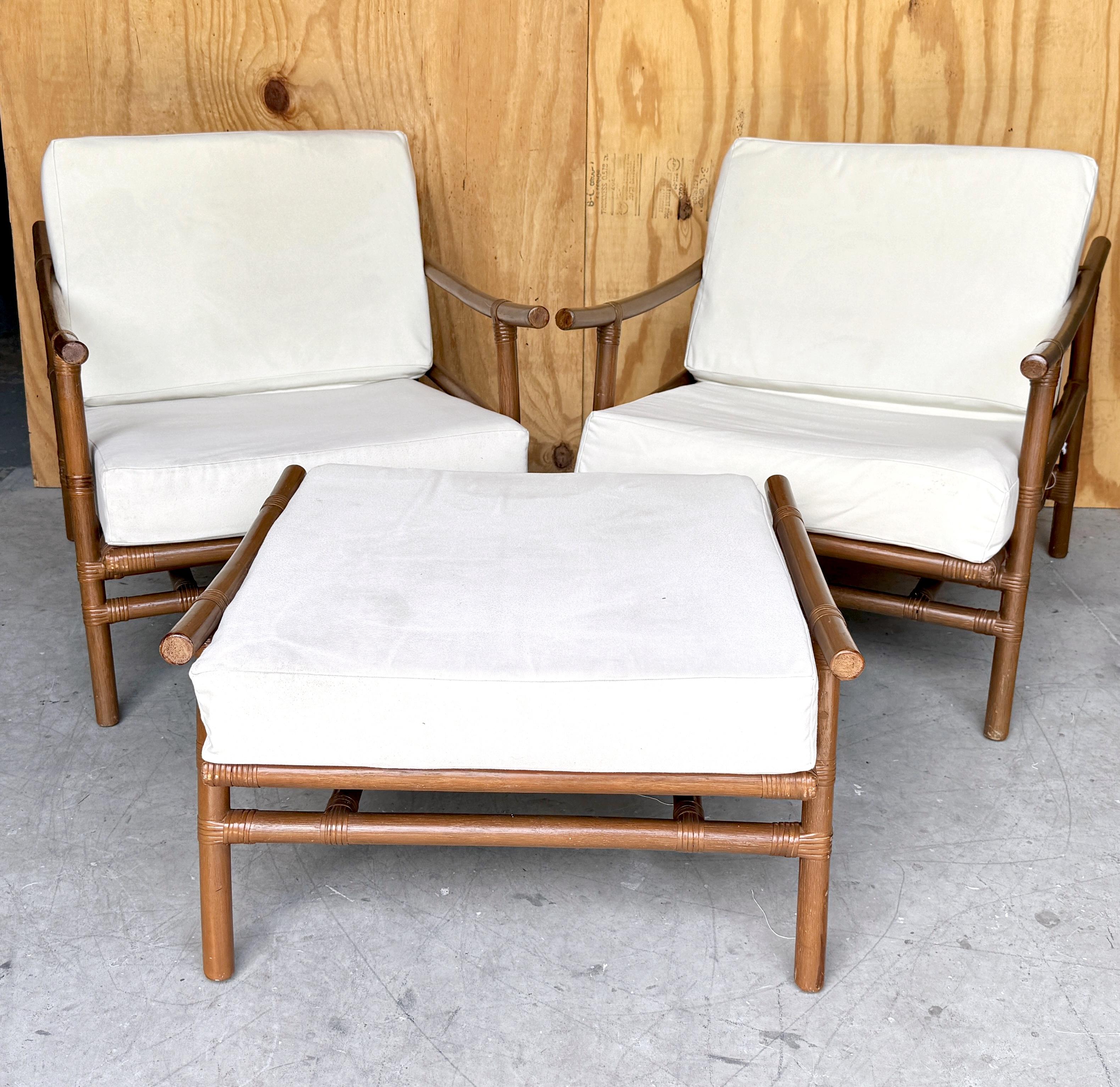 Paar Clubstühle aus dunklem Naturrattan mit Ottomane von Ficks Reed, 1960er Jahre im Zustand „Gut“ im Angebot in West Palm Beach, FL