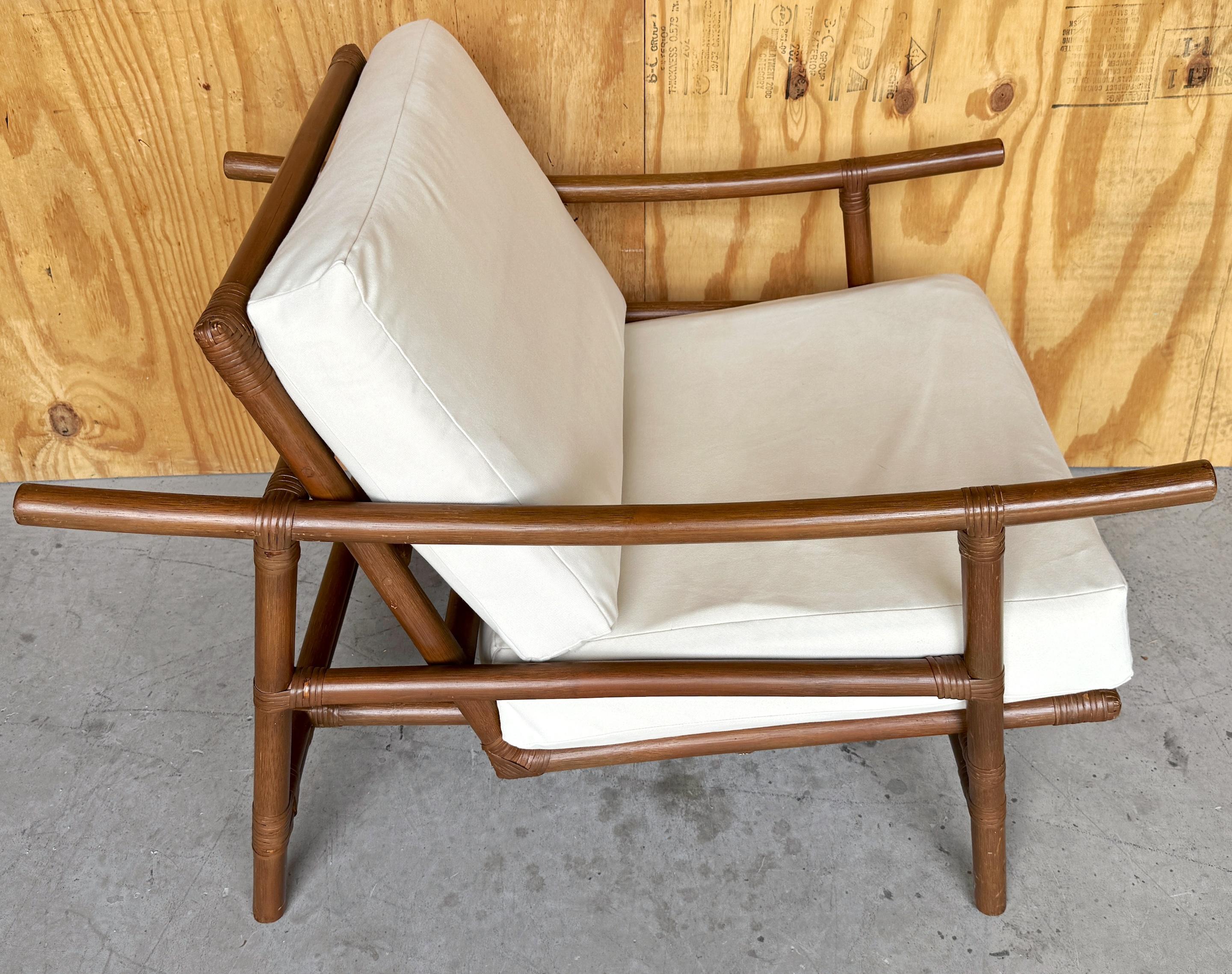 Paar Clubstühle aus dunklem Naturrattan mit Ottomane von Ficks Reed, 1960er Jahre (20. Jahrhundert) im Angebot