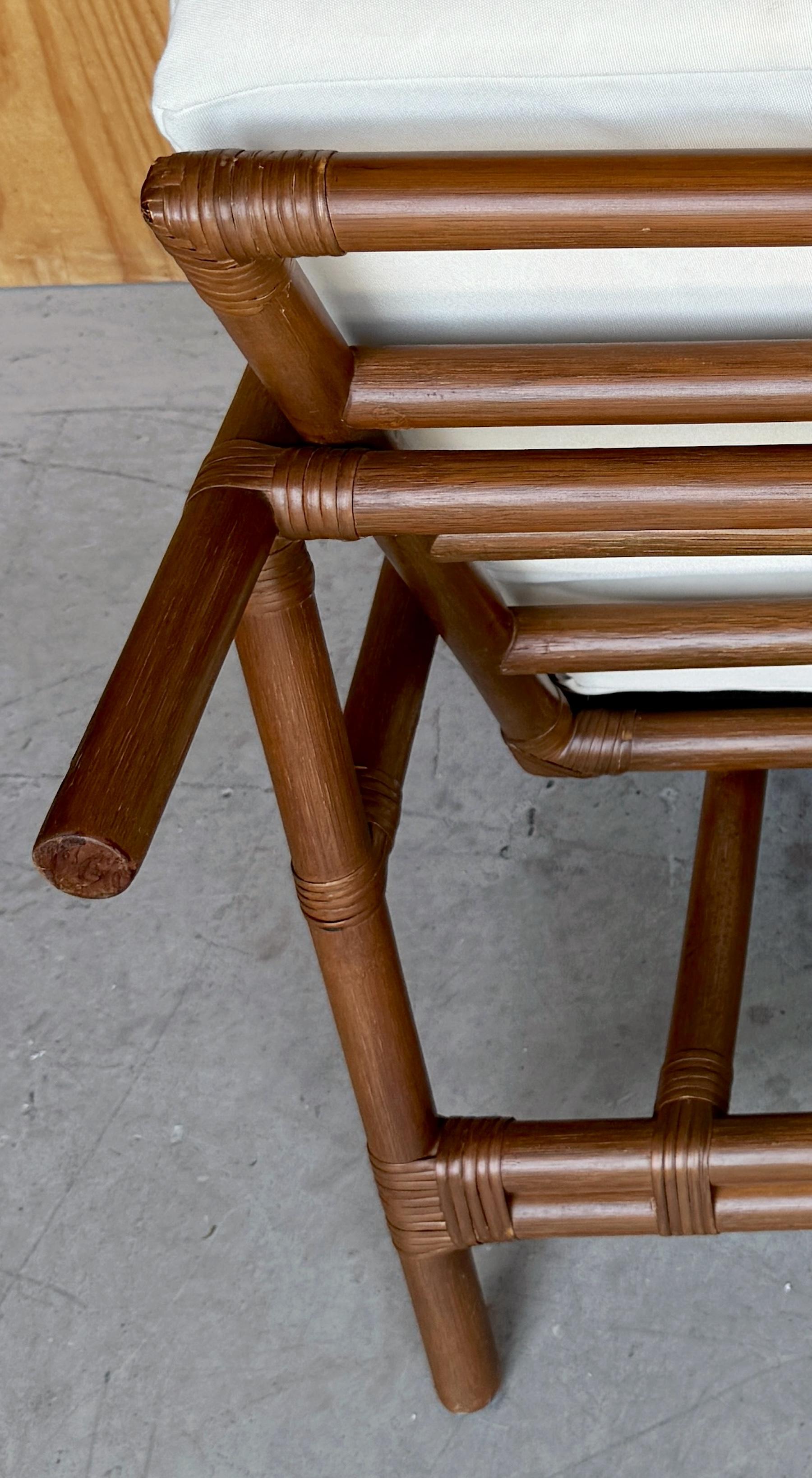 Paar Clubstühle aus dunklem Naturrattan mit Ottomane von Ficks Reed, 1960er Jahre im Angebot 1