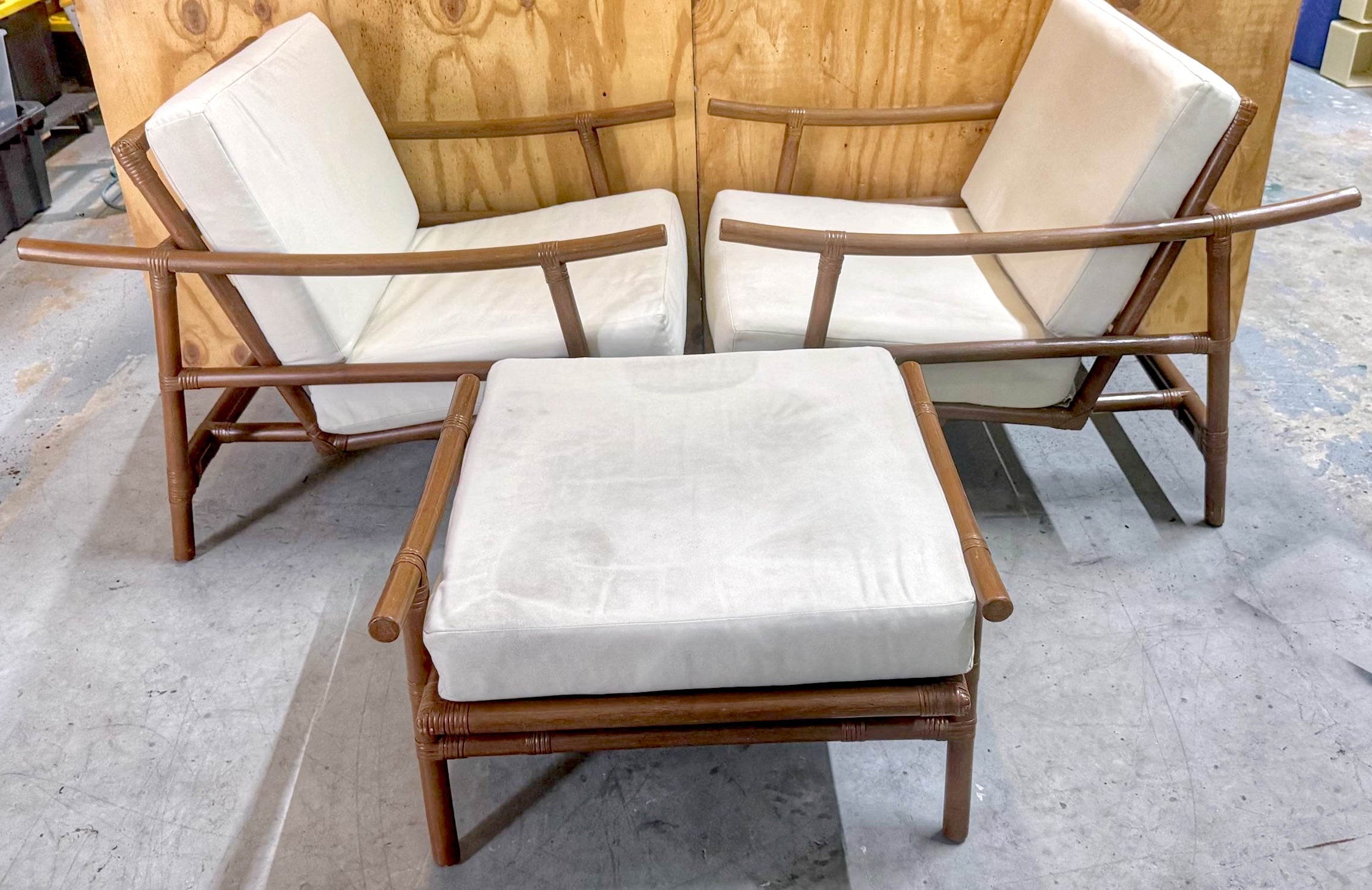 Paar Clubstühle aus dunklem Naturrattan mit Ottomane von Ficks Reed, 1960er Jahre
USA, ca. 1960er Jahre 
Die Kissen sind neu und gebraucht; einige kaputte Reißverschlüsse sind bereit für COM.

Eine seltene dreiteilige Rattan-Garnitur von Ficks Reed,