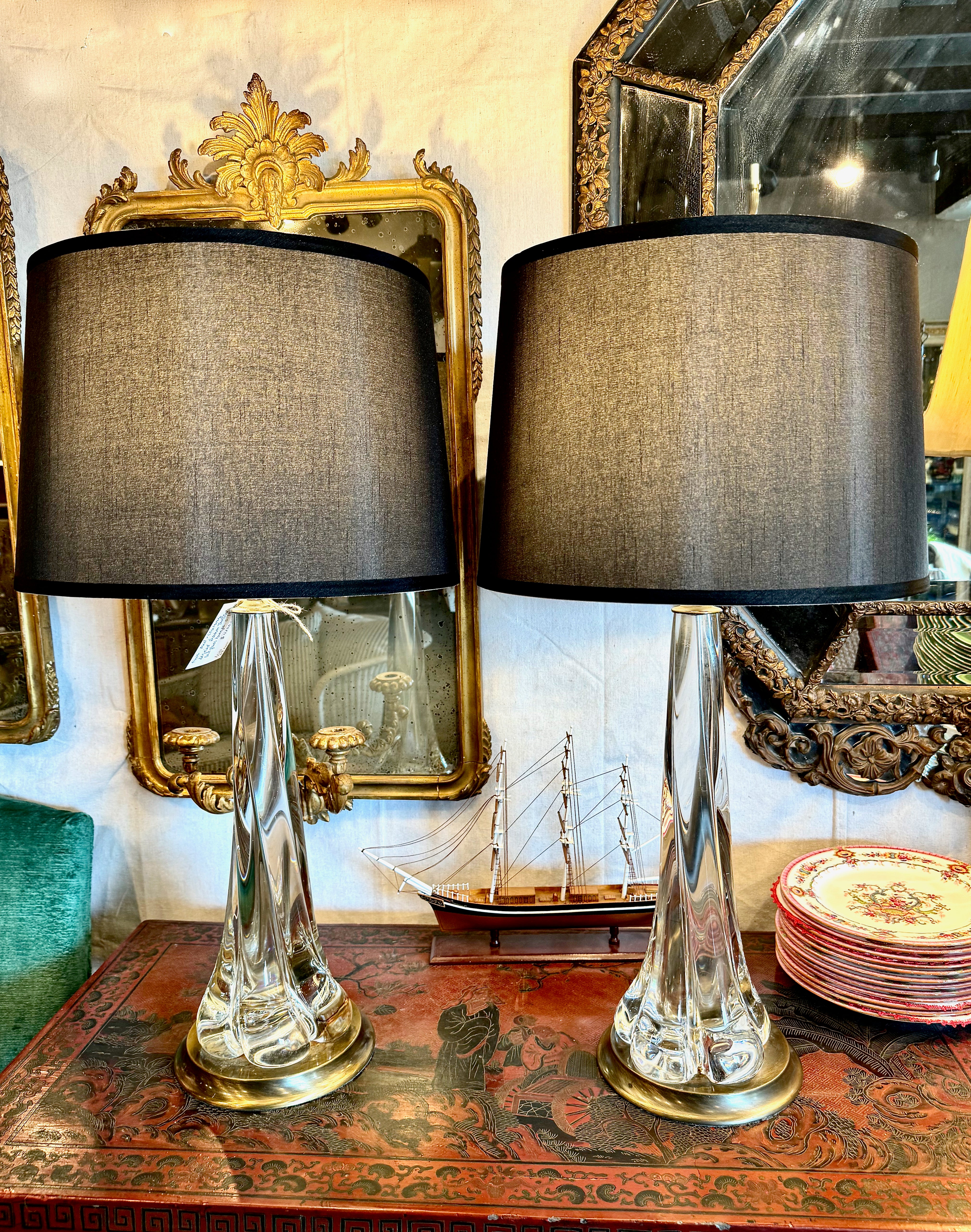 Si tratta di un'eccezionale coppia di lampade allungate in cristallo soffiato create dagli stimati produttori di vetro Daum. Molti altri produttori di vetro francesi hanno creato questo stile di lampade, tra cui Baccarat, ma questo è l'esempio più
