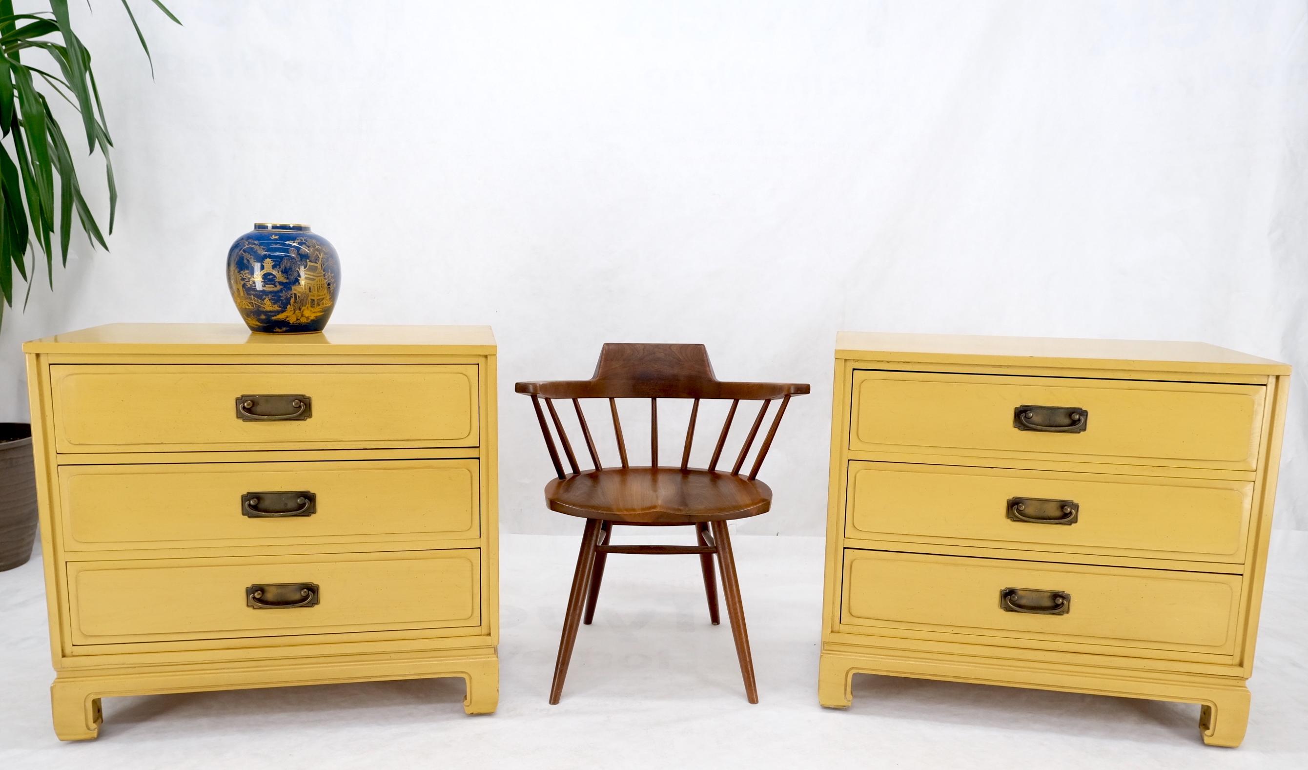 Mid-Century Modern Paire de commodes Davis modernes du milieu du siècle dernier à 3 tiroirs et poignées jaunes citron en vente