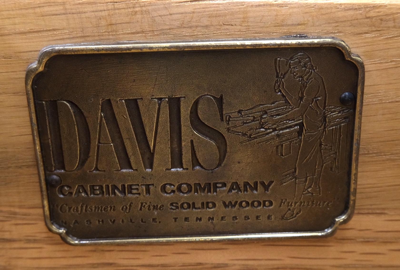 Laqué Paire de commodes Davis modernes du milieu du siècle dernier à 3 tiroirs et poignées jaunes citron en vente