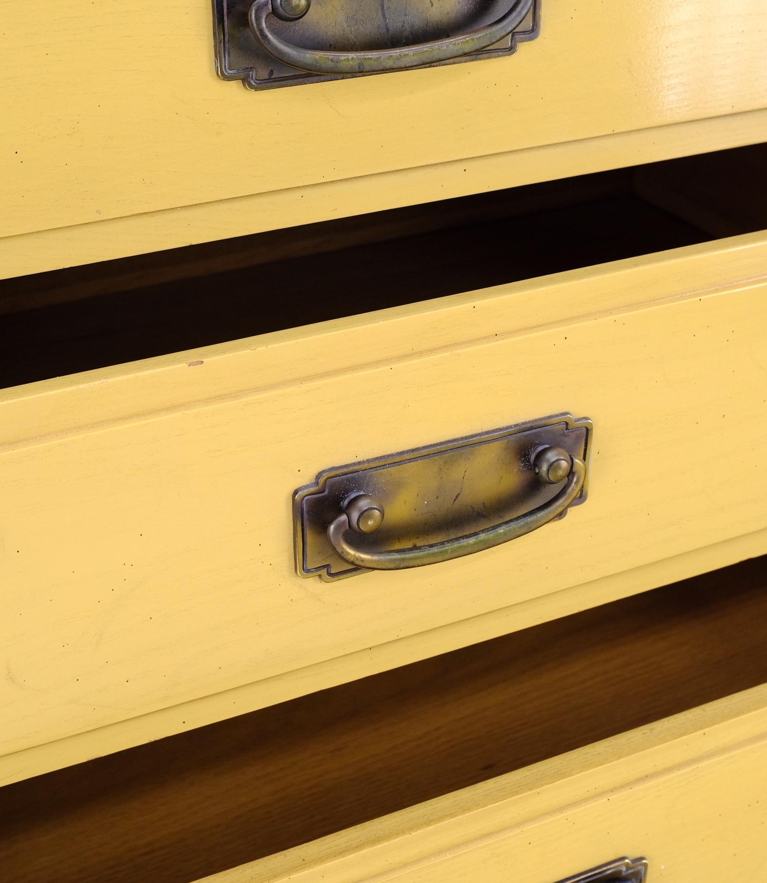 Pair Davis Mid-Century Modern Lemon Yellow Drop Pulls 3 Drawers Bachelor Chests In Good Condition For Sale In Rockaway, NJ