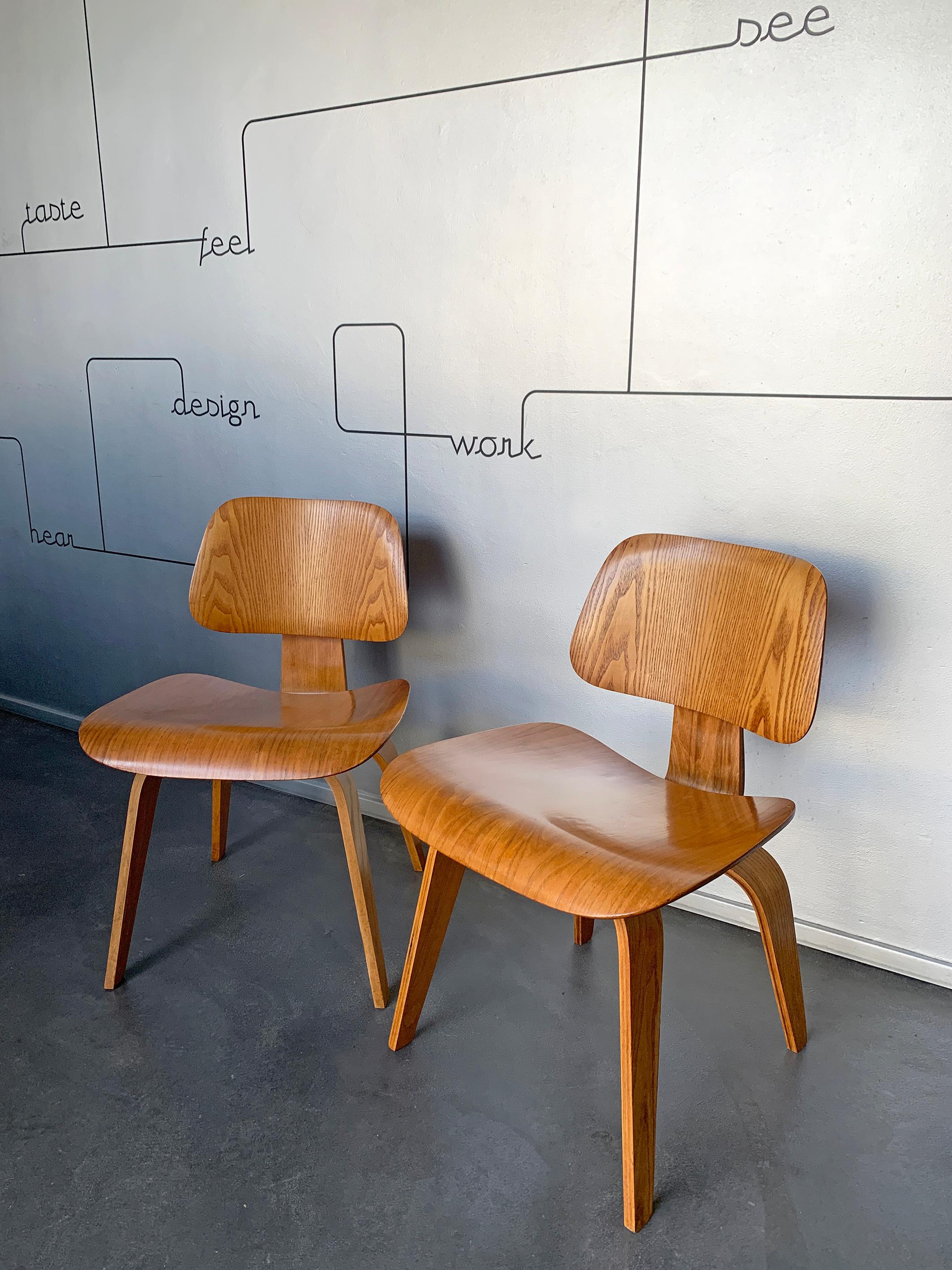 Mid-Century Modern Pair DCW Chairs by Charles & Ray Eames for Evans / Herman Miller in Ash, 1940s