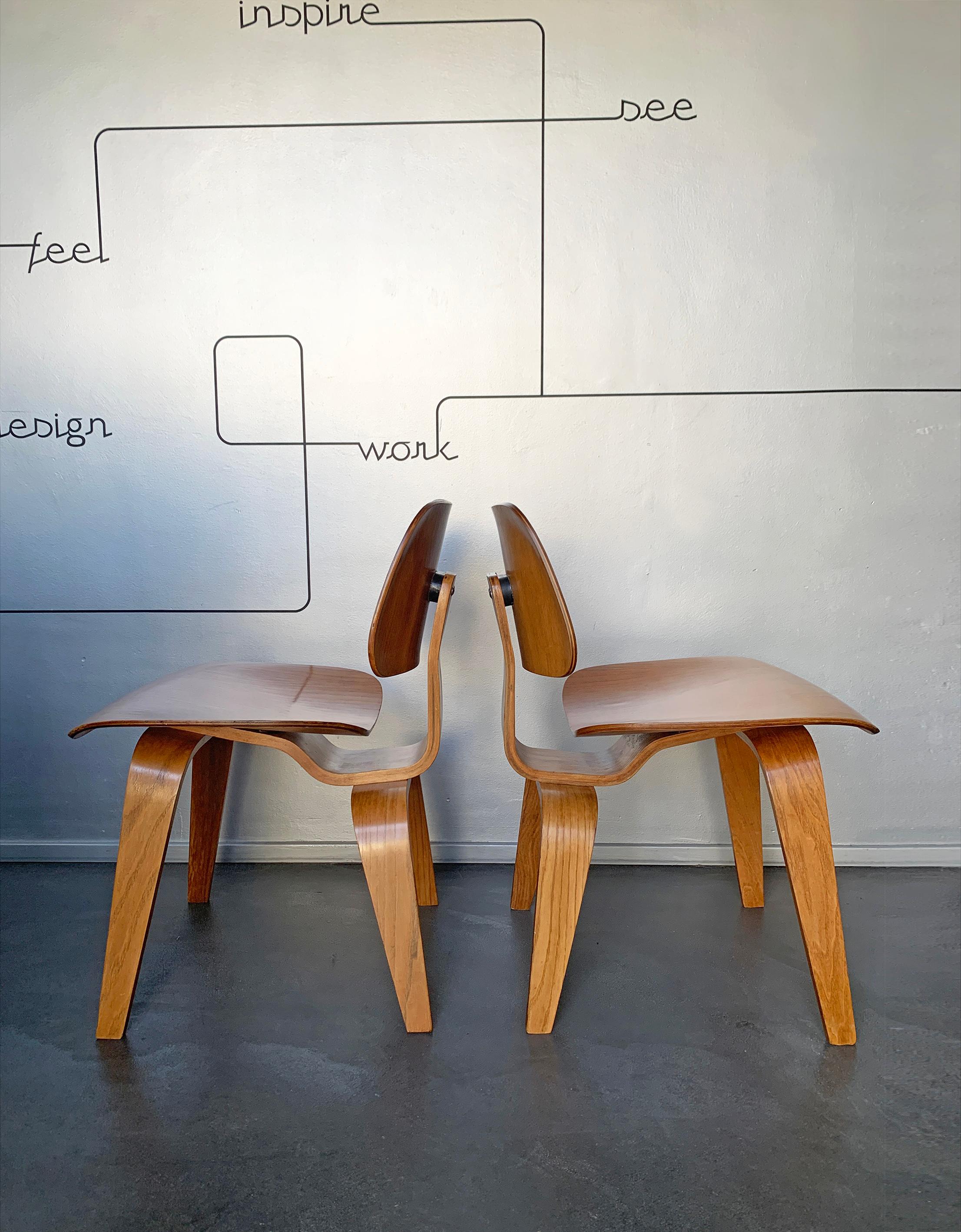 Pair DCW Chairs by Charles & Ray Eames for Evans / Herman Miller in Ash, 1940s In Good Condition In Vorst, BE