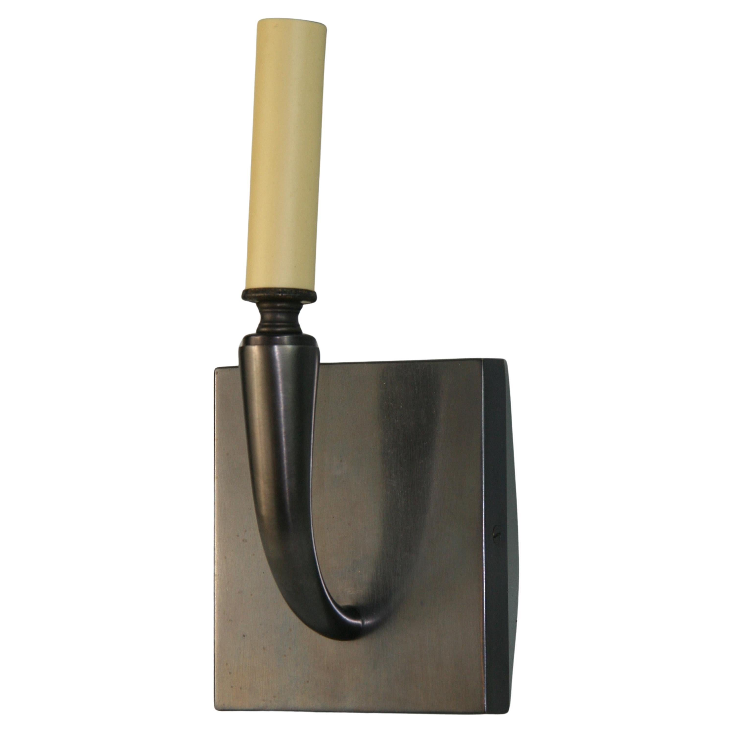 Paire d'appliques à une lumière en bronze noirci de style déco en vente
