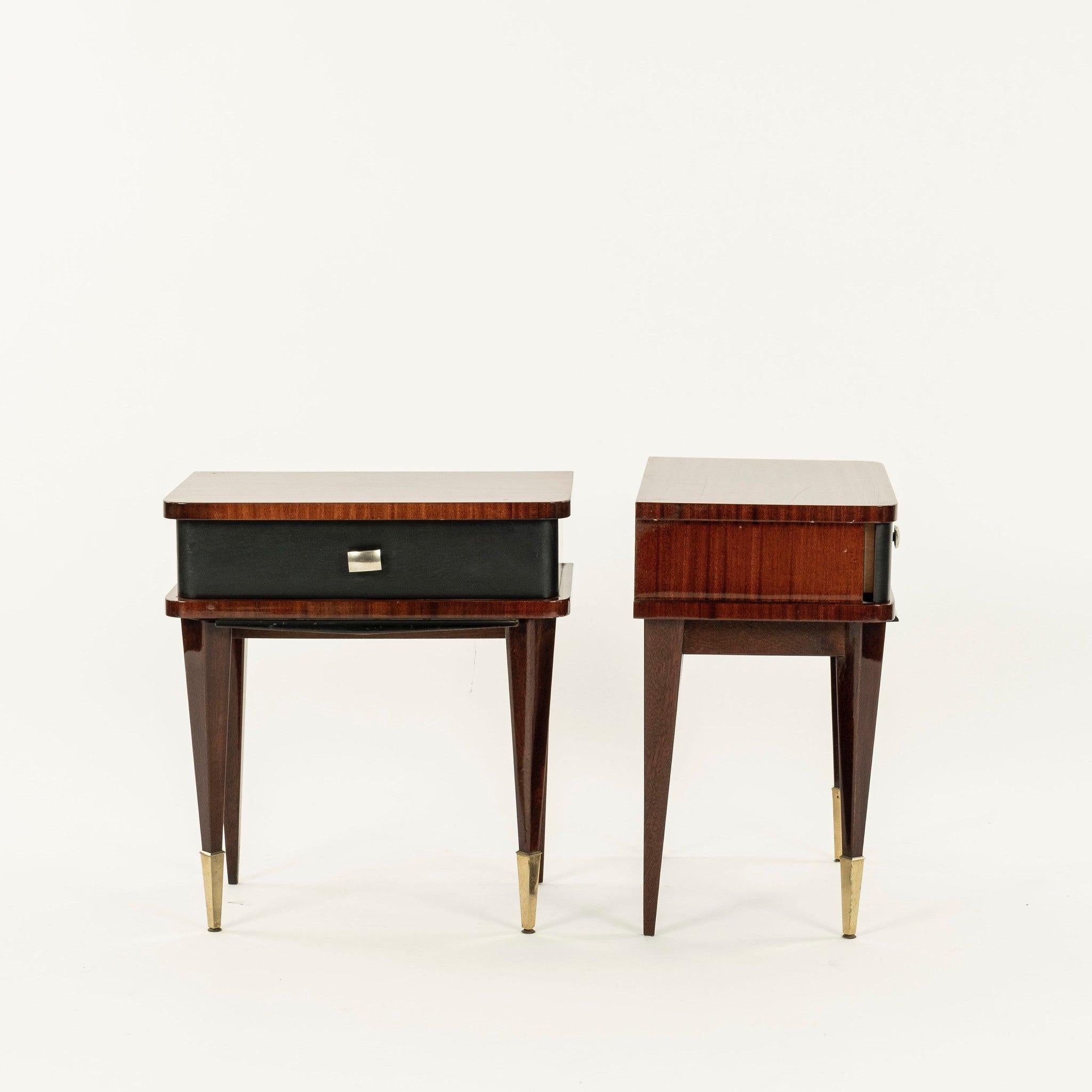 Coppia di tavolini da salotto in stile Dco del XX secolo in legno ebanizzato laccato, pomelli e sabot in ottone e cassetto singolo.