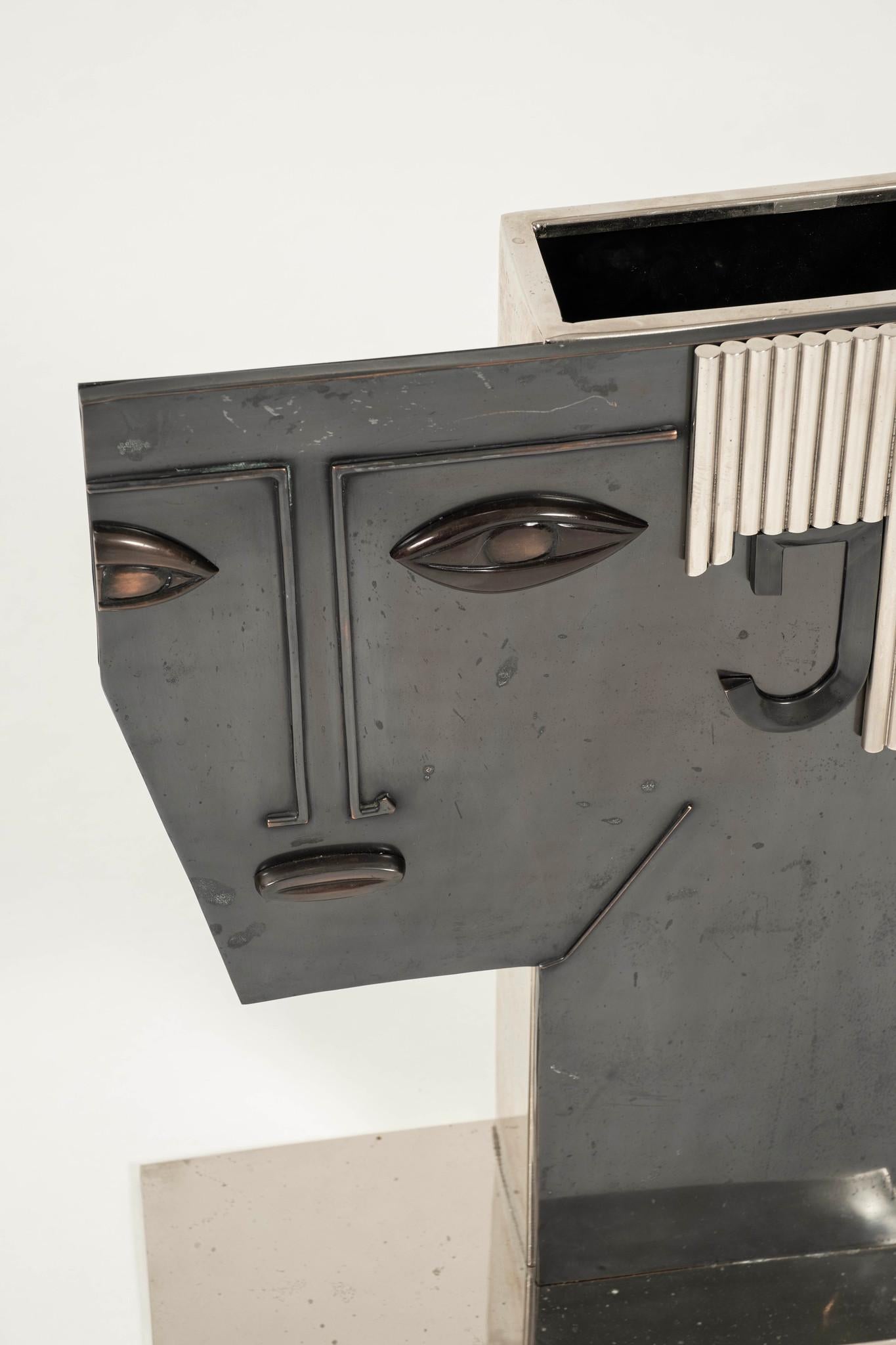 Coppia di vasi a busto in acciaio in bronzo in stile Art Déco.

Uomo: 13,63 