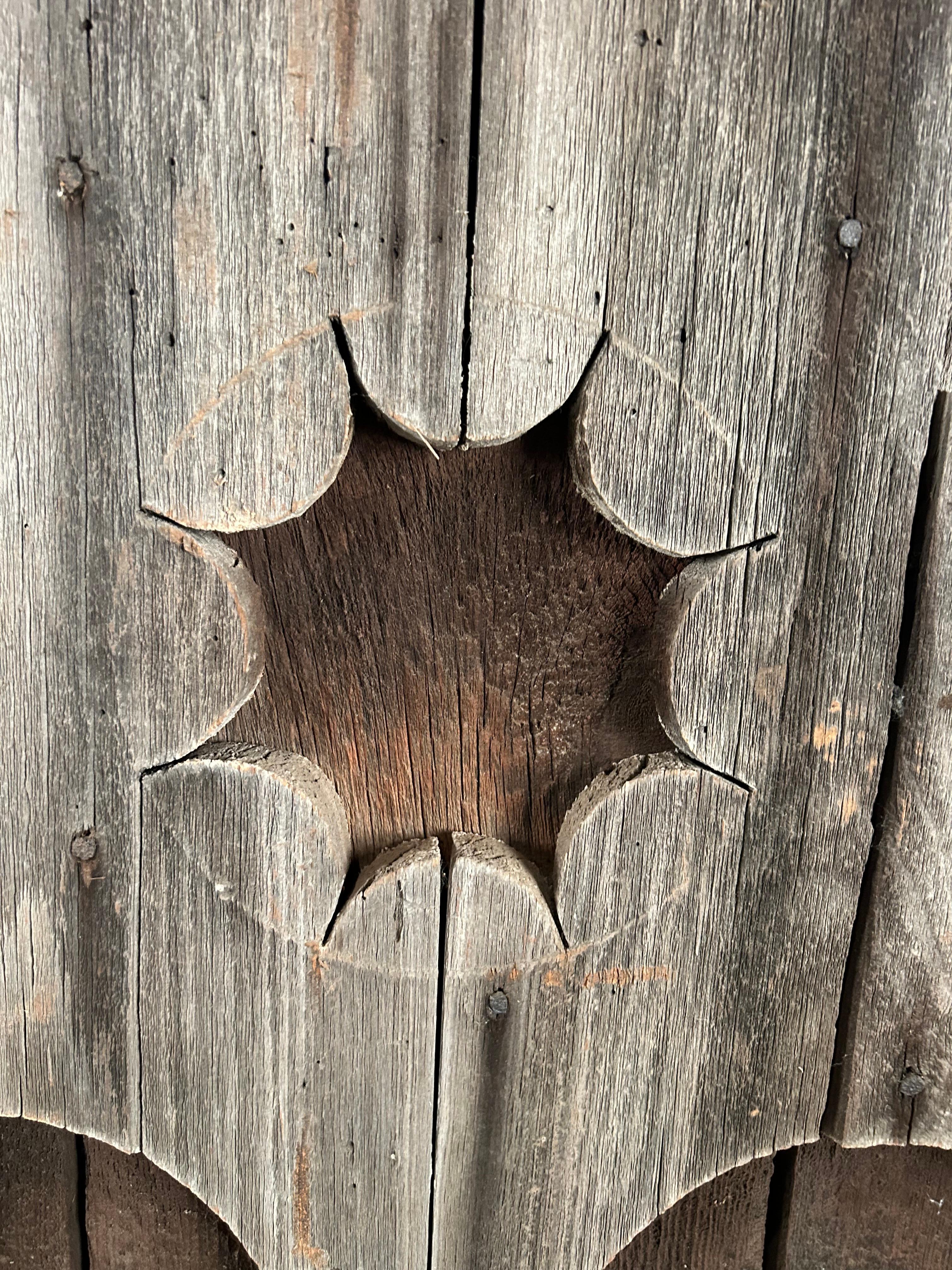 Americano Coppia di elementi architettonici decorativi antichi per fienili/sportelli in vendita