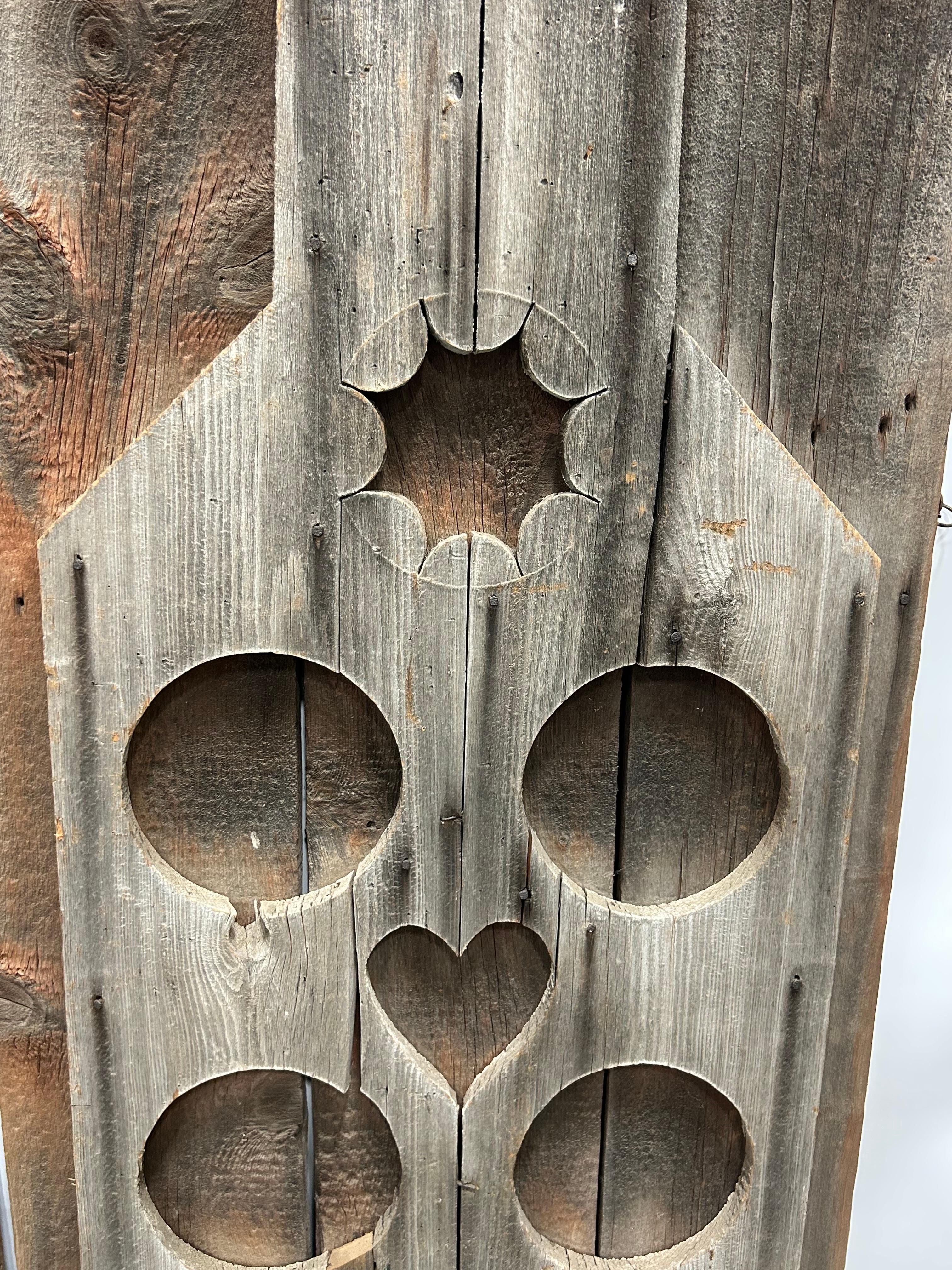 Legno Coppia di elementi architettonici decorativi antichi per fienili/sportelli in vendita