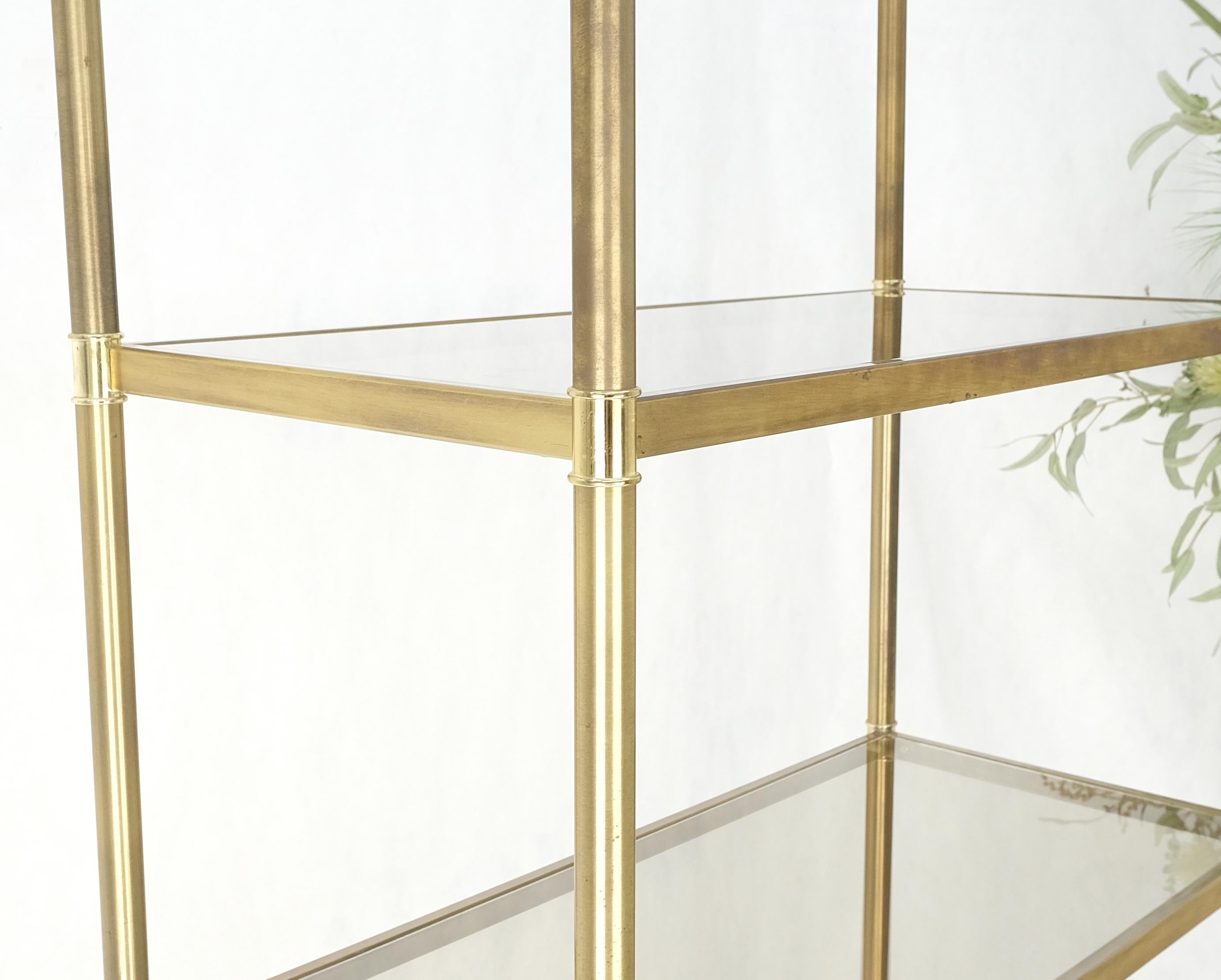 Ein Paar dekorative Messing-Raumteiler aus Rauchglas mit 4 Etagen, Vitrinen, Etageres und Vitrinen-Vitrinen  (Moderne der Mitte des Jahrhunderts) im Angebot