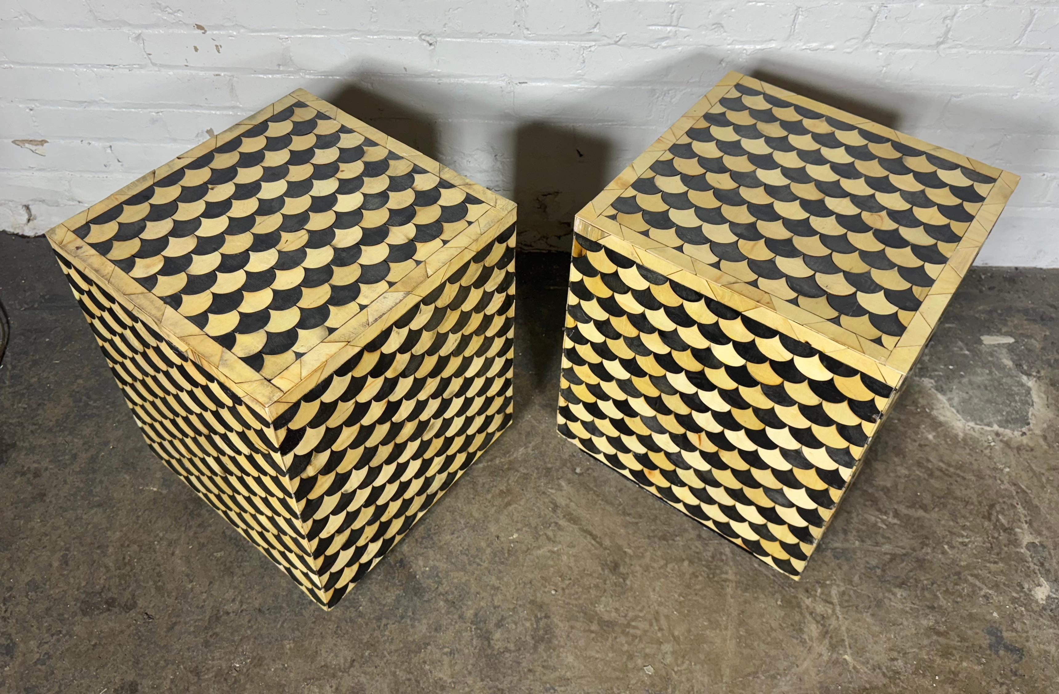Pareja Mesas / Soportes Cubos Geométricos Decorativos con Incrustaciones de Tonos Mixtos ..MODERNISTA 2