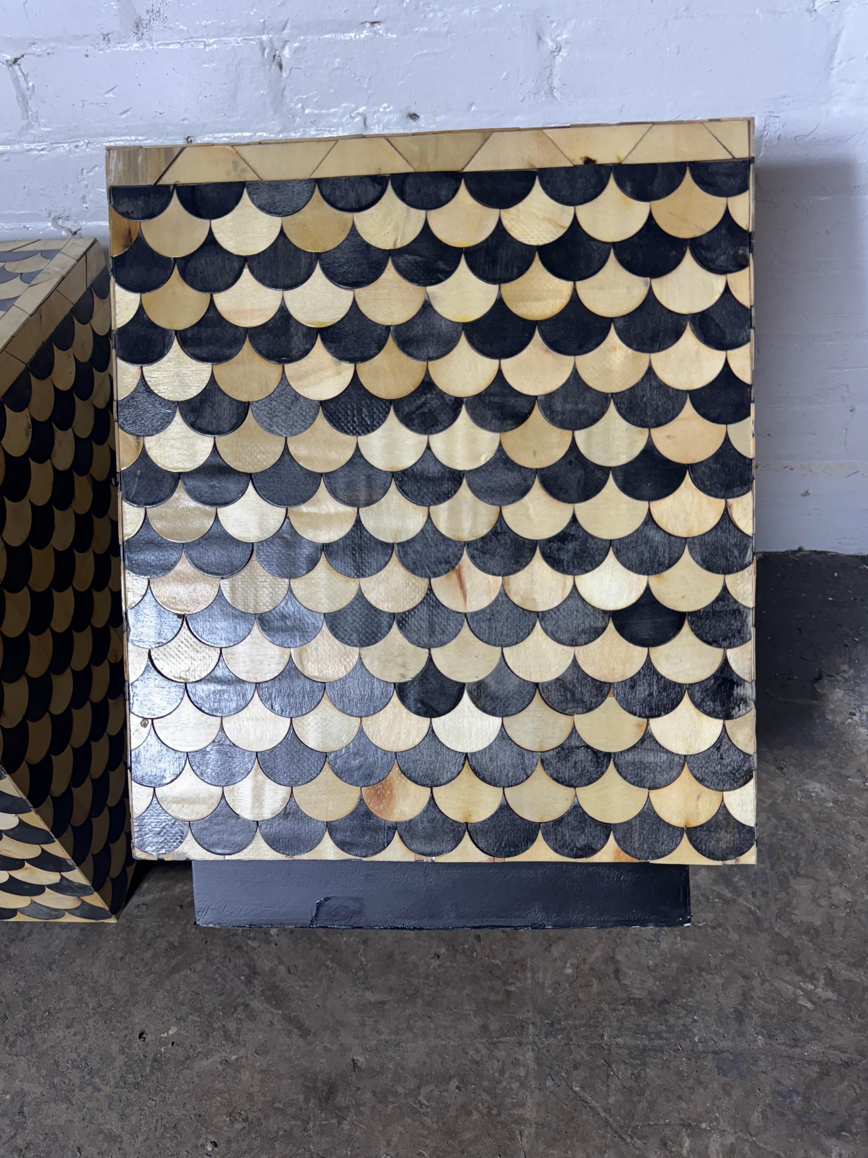 Impresionante par a juego Decorativo ,Geométrico Tonos Mixtos Incrustaciones CUBO Mesas / Soportes ..MODERNISTA.. Patrón maravilloso, pátina asombrosa, 