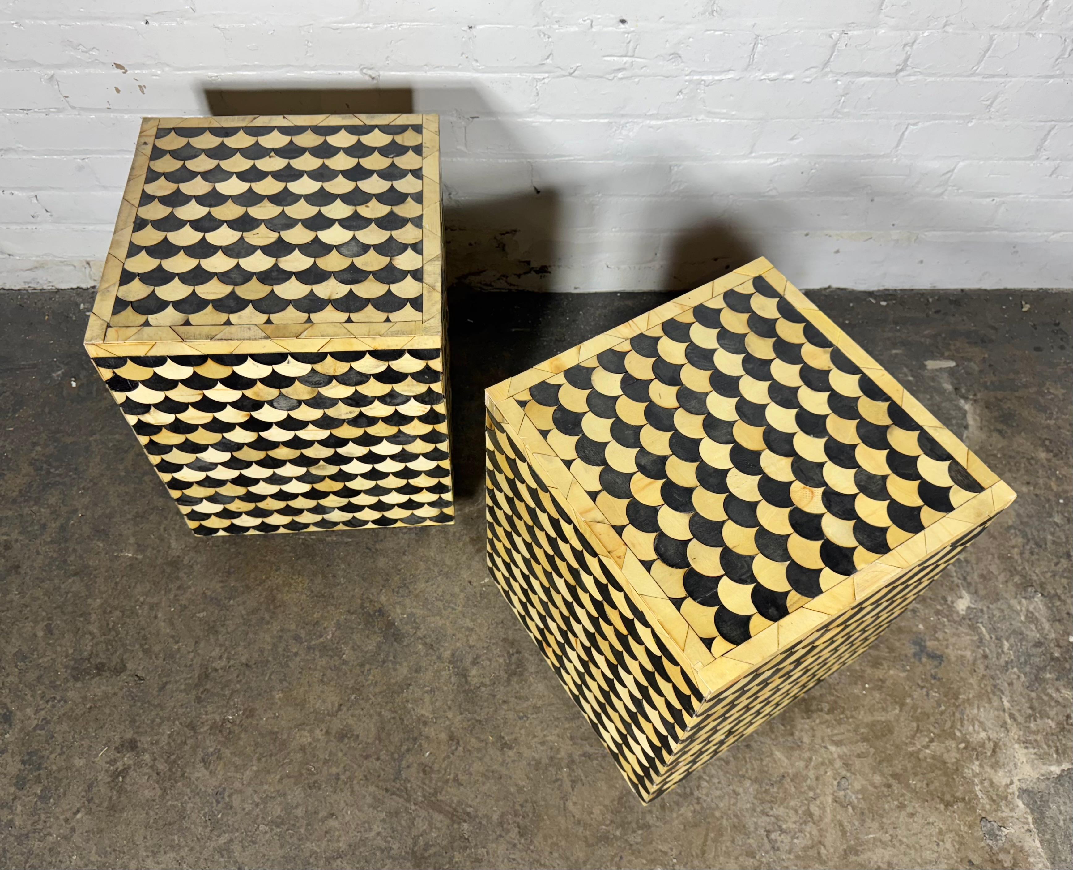 Pareja Mesas / Soportes Cubos Geométricos Decorativos con Incrustaciones de Tonos Mixtos ..MODERNISTA Estadounidense