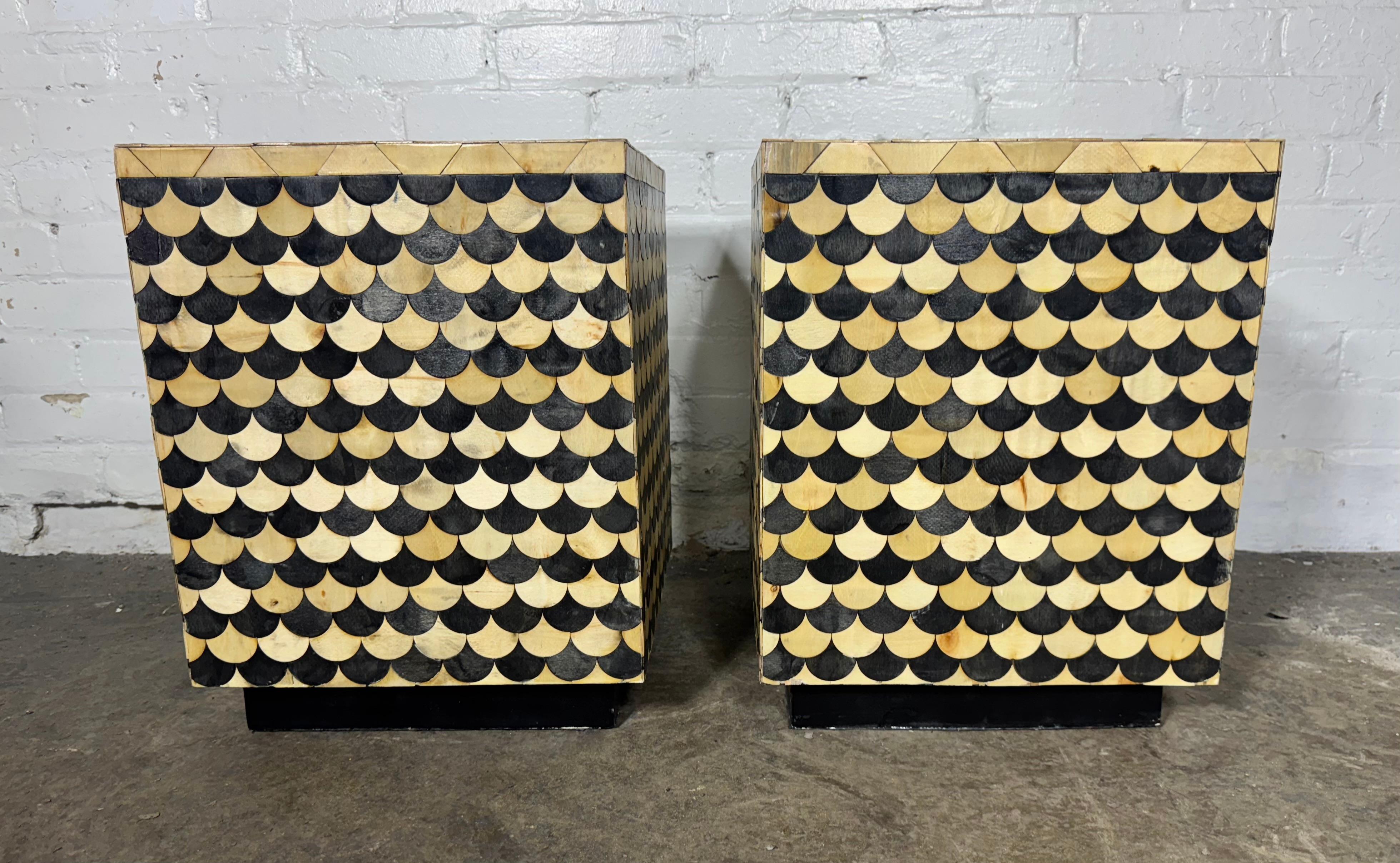 Pareja Mesas / Soportes Cubos Geométricos Decorativos con Incrustaciones de Tonos Mixtos ..MODERNISTA finales del siglo XX