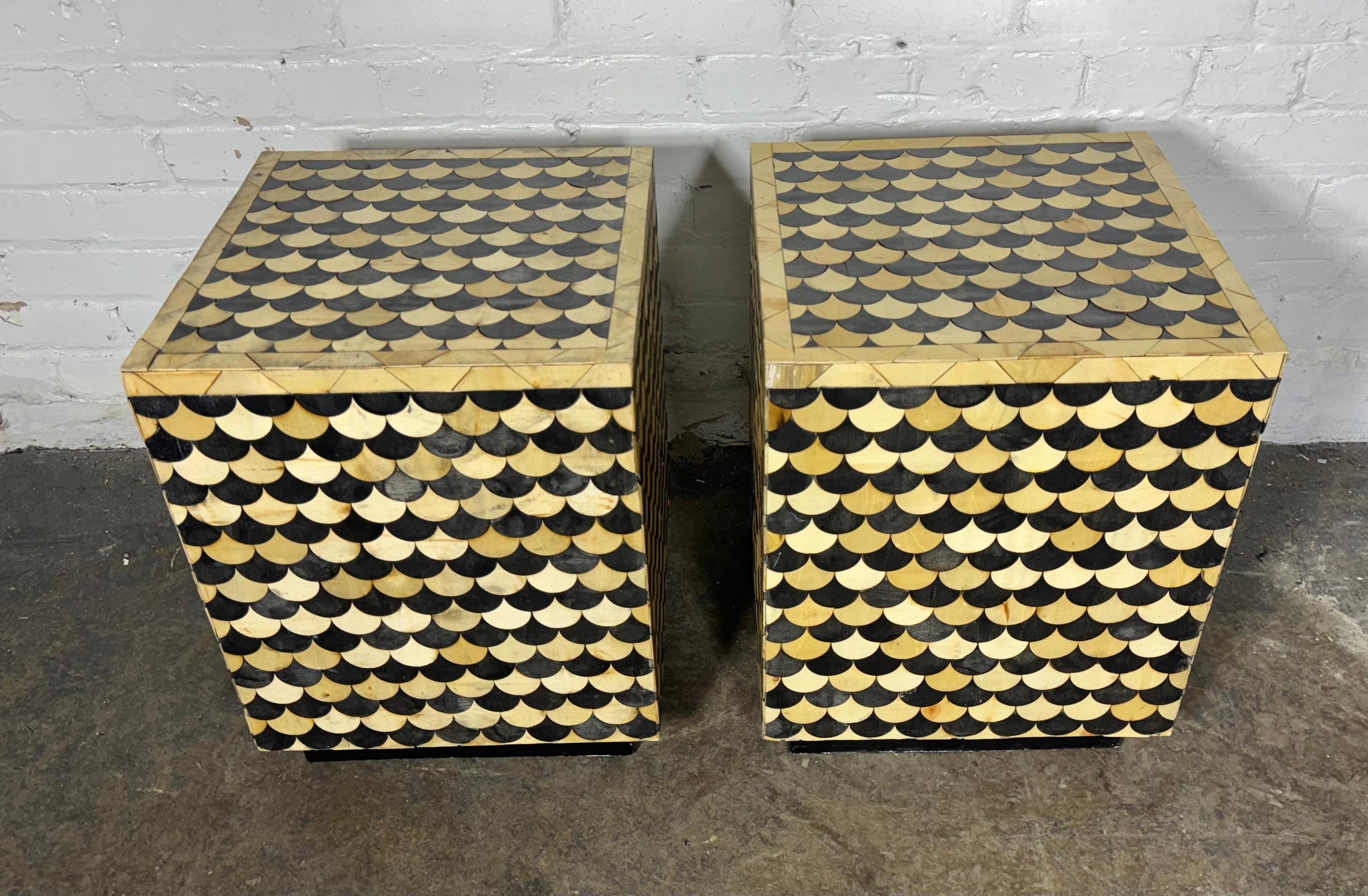Pareja Mesas / Soportes Cubos Geométricos Decorativos con Incrustaciones de Tonos Mixtos ..MODERNISTA Madera
