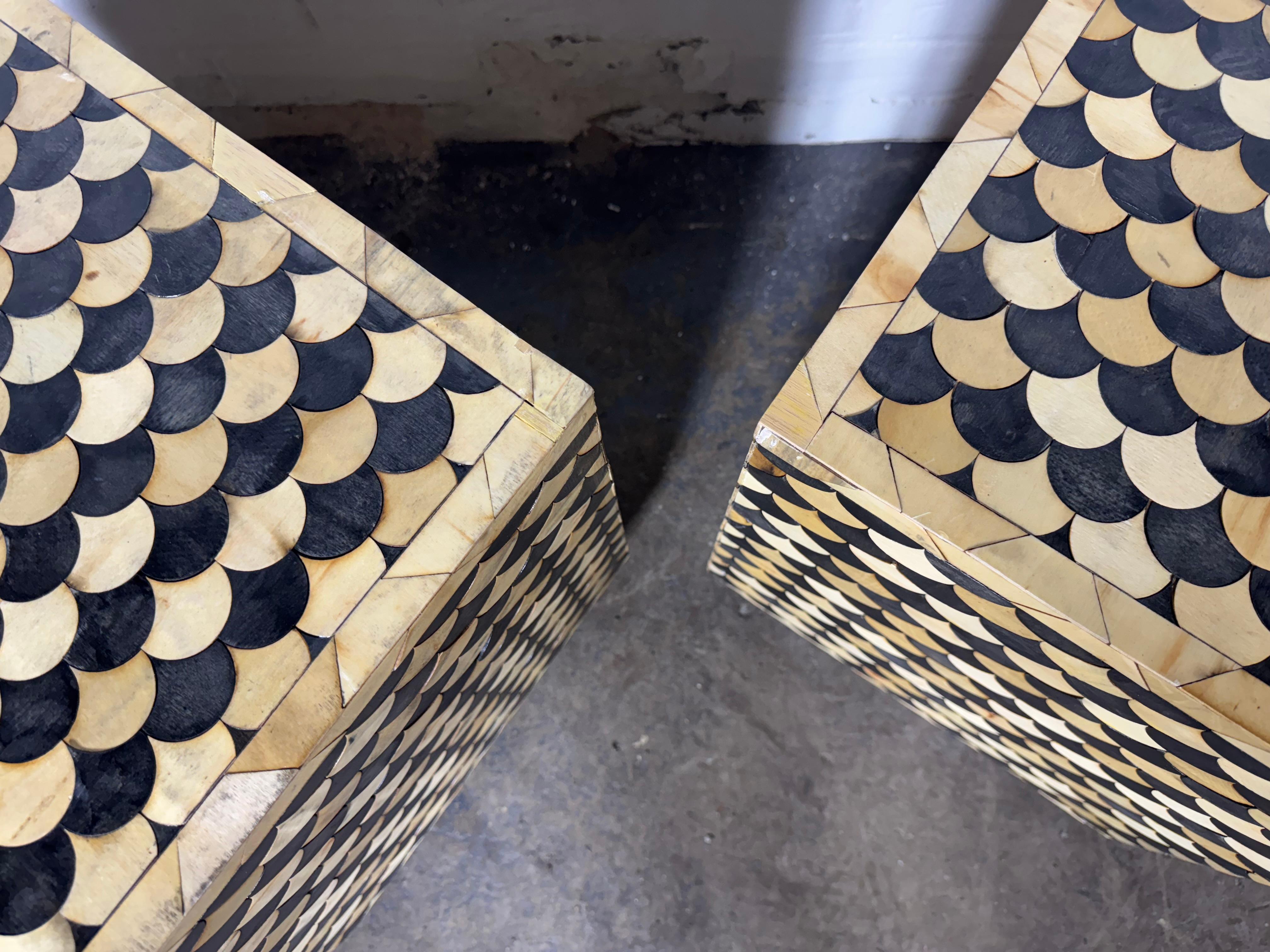Pareja Mesas / Soportes Cubos Geométricos Decorativos con Incrustaciones de Tonos Mixtos ..MODERNISTA 1