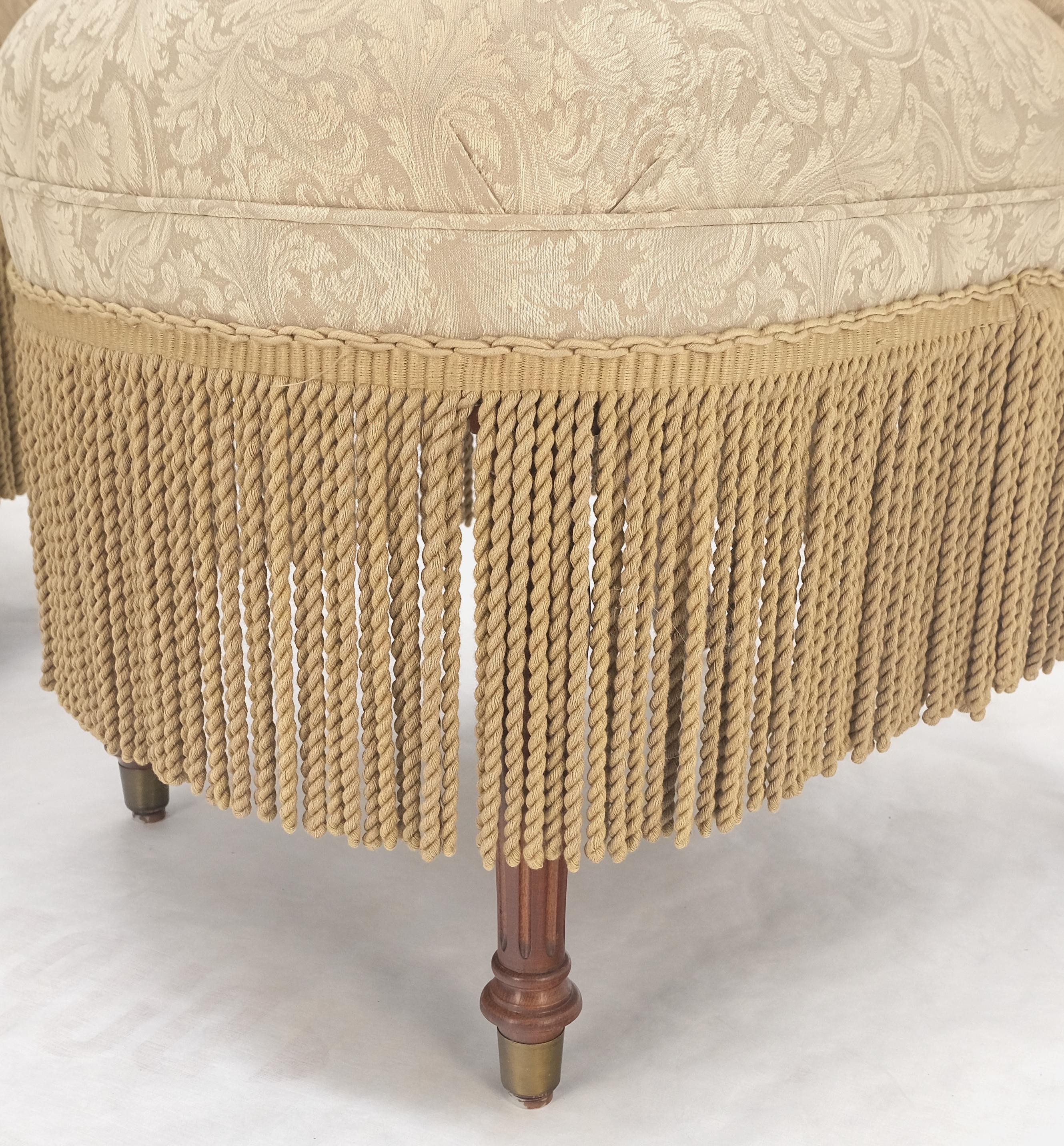 Paar dekorative gedrechselte Mahagoni Beine Quasten dekoriert Fireside Slip Stuhl MINT! (Hollywood Regency) im Angebot