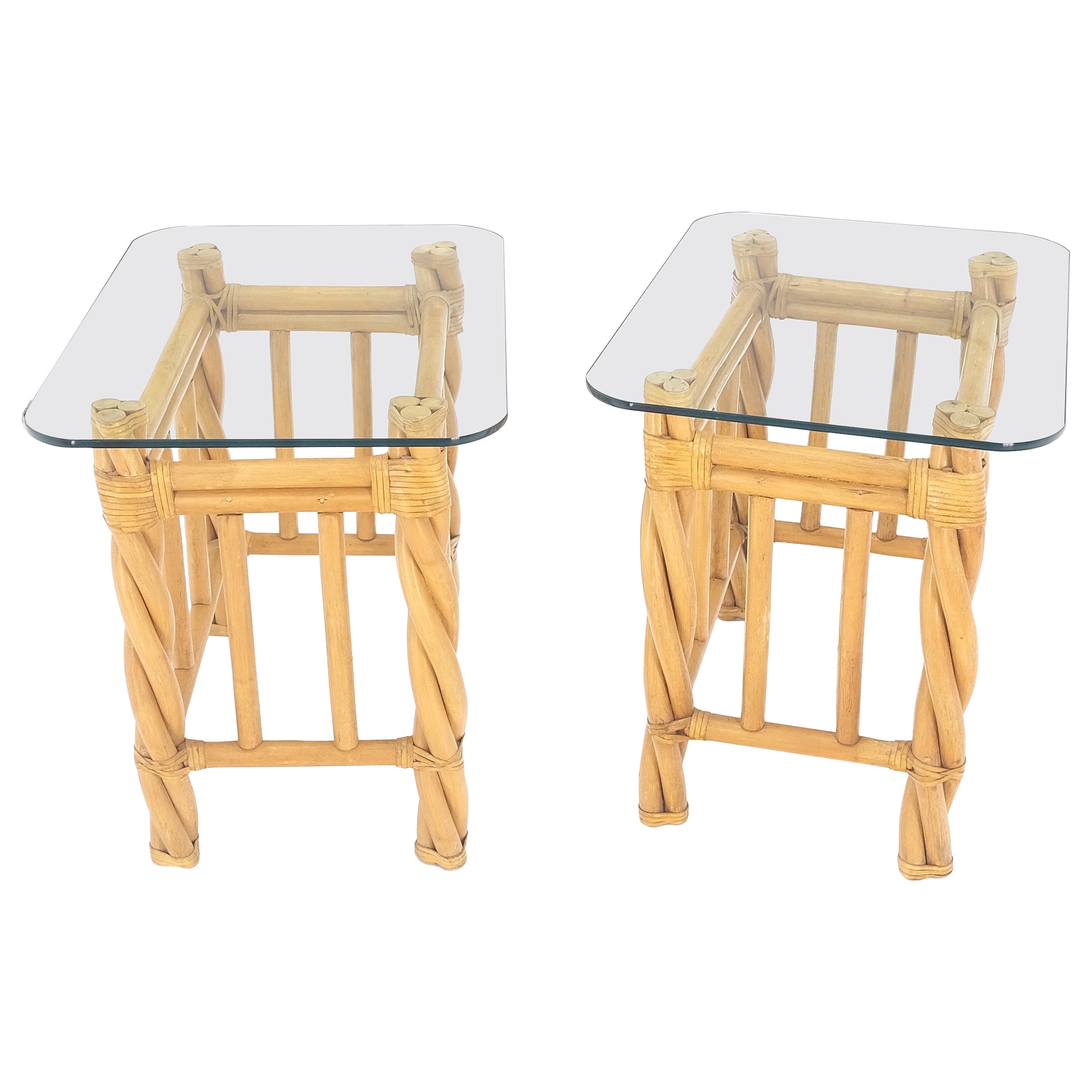 Coppia di tavolini decorativi in rattan ritorto a forma di rettangolo con piano in vetro arrotondato