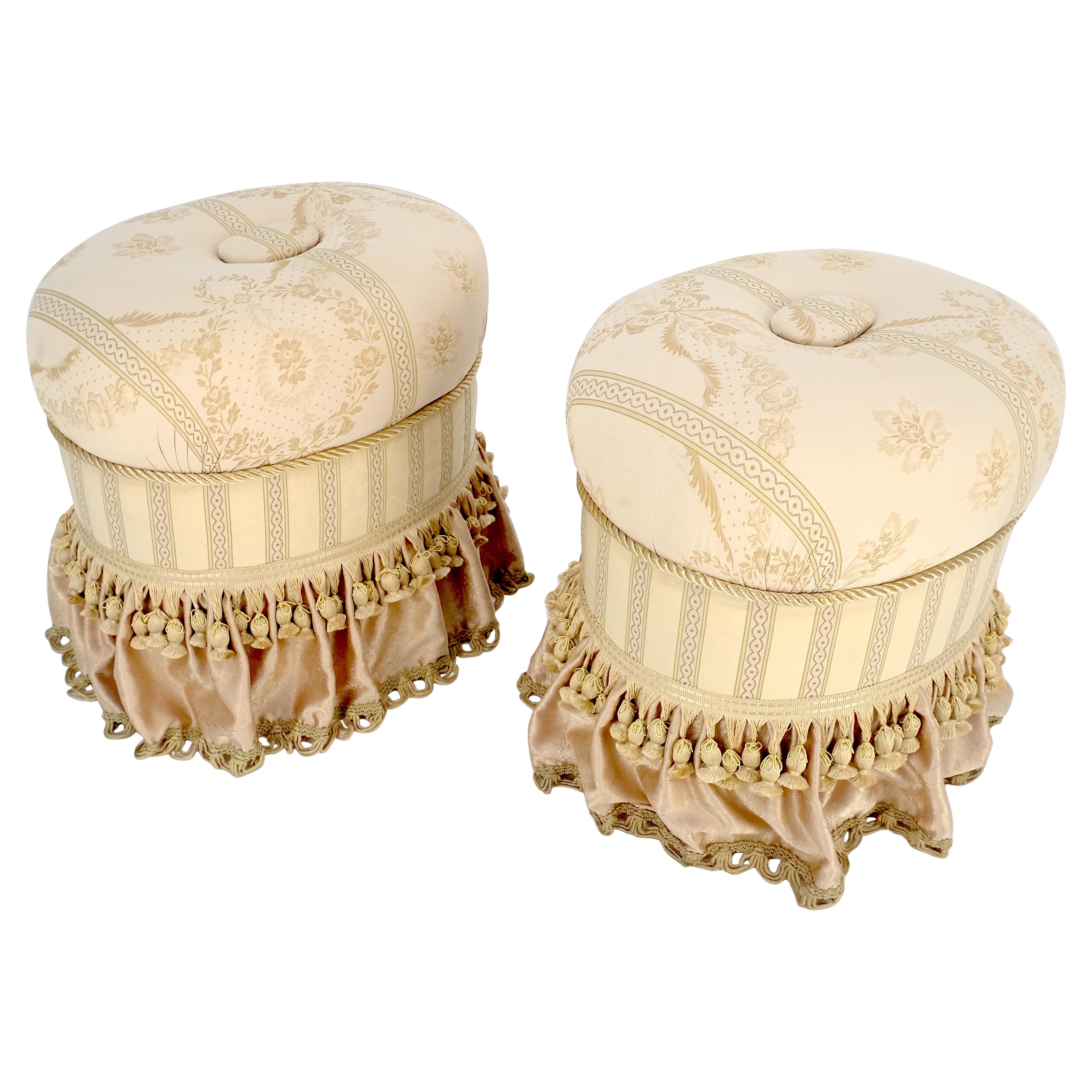 Paire de bancs ovales en tapisserie d
ameublement avec glands Ottomans Tabourets MINT en vente