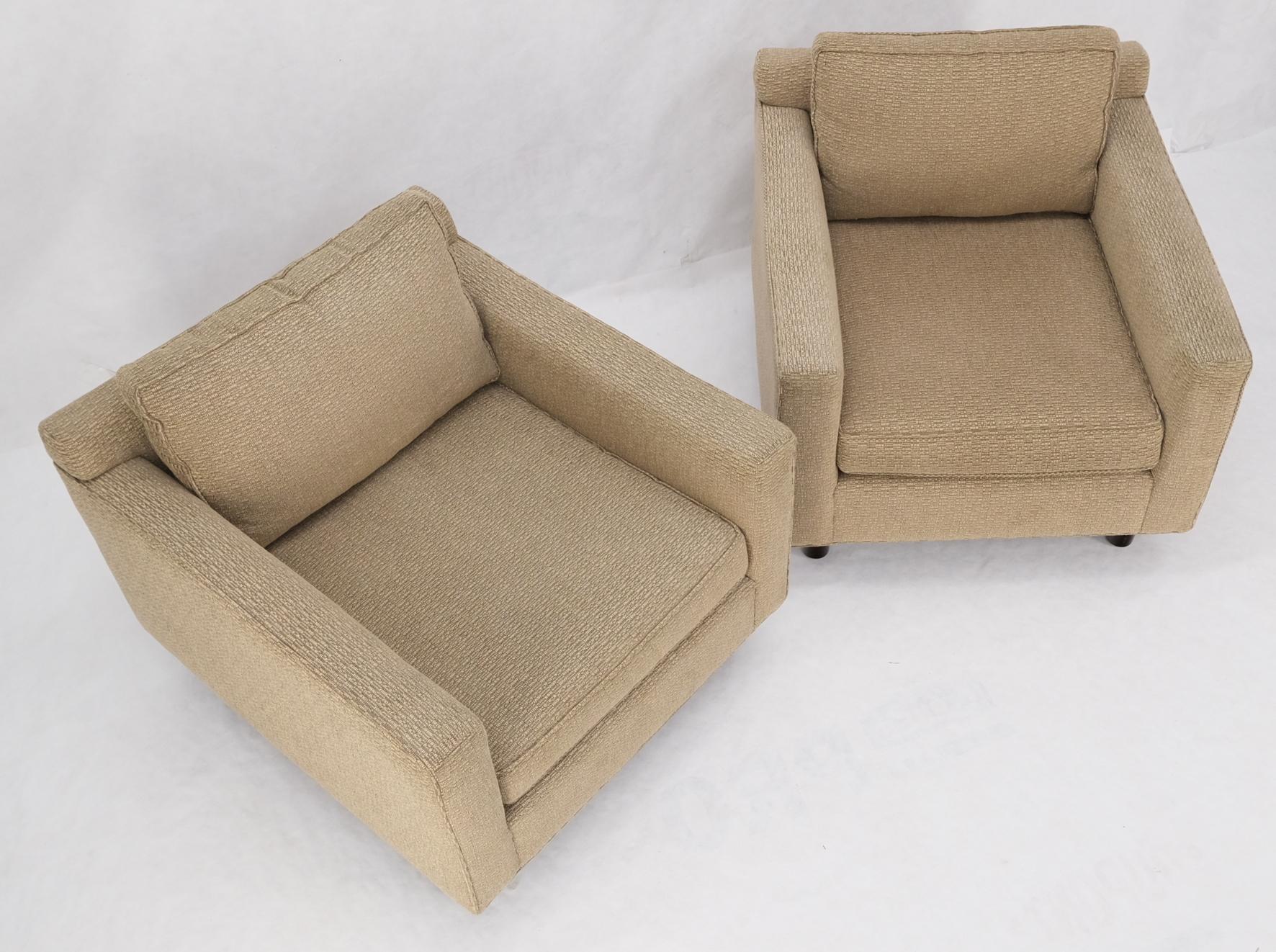 Pair Deep Seat Oatmeal Fabric Upholstery Contemporary Lounge Chair on Dowel Legs For Sale 3