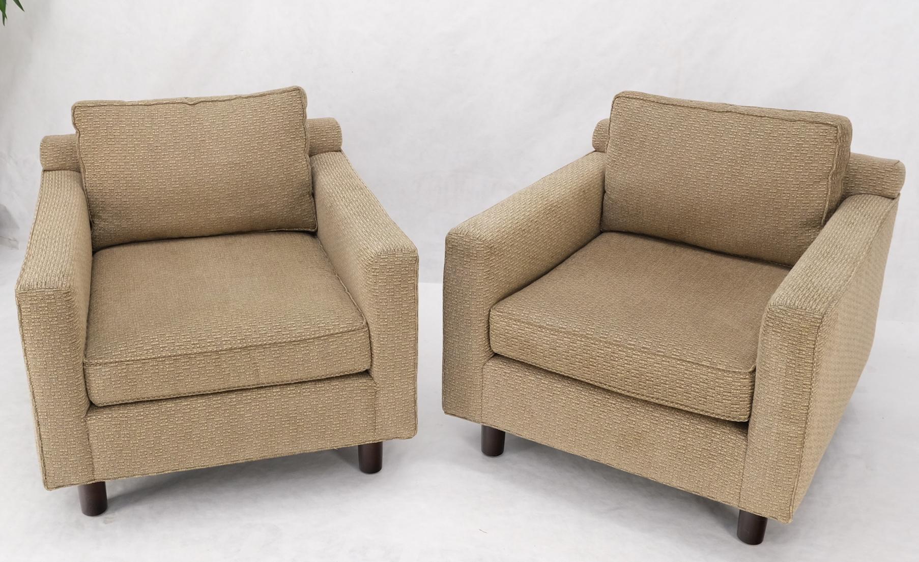 Pair Deep Seat Oatmeal Fabric Upholstery Contemporary Lounge Chair on Dowel Legs In Good Condition For Sale In Rockaway, NJ