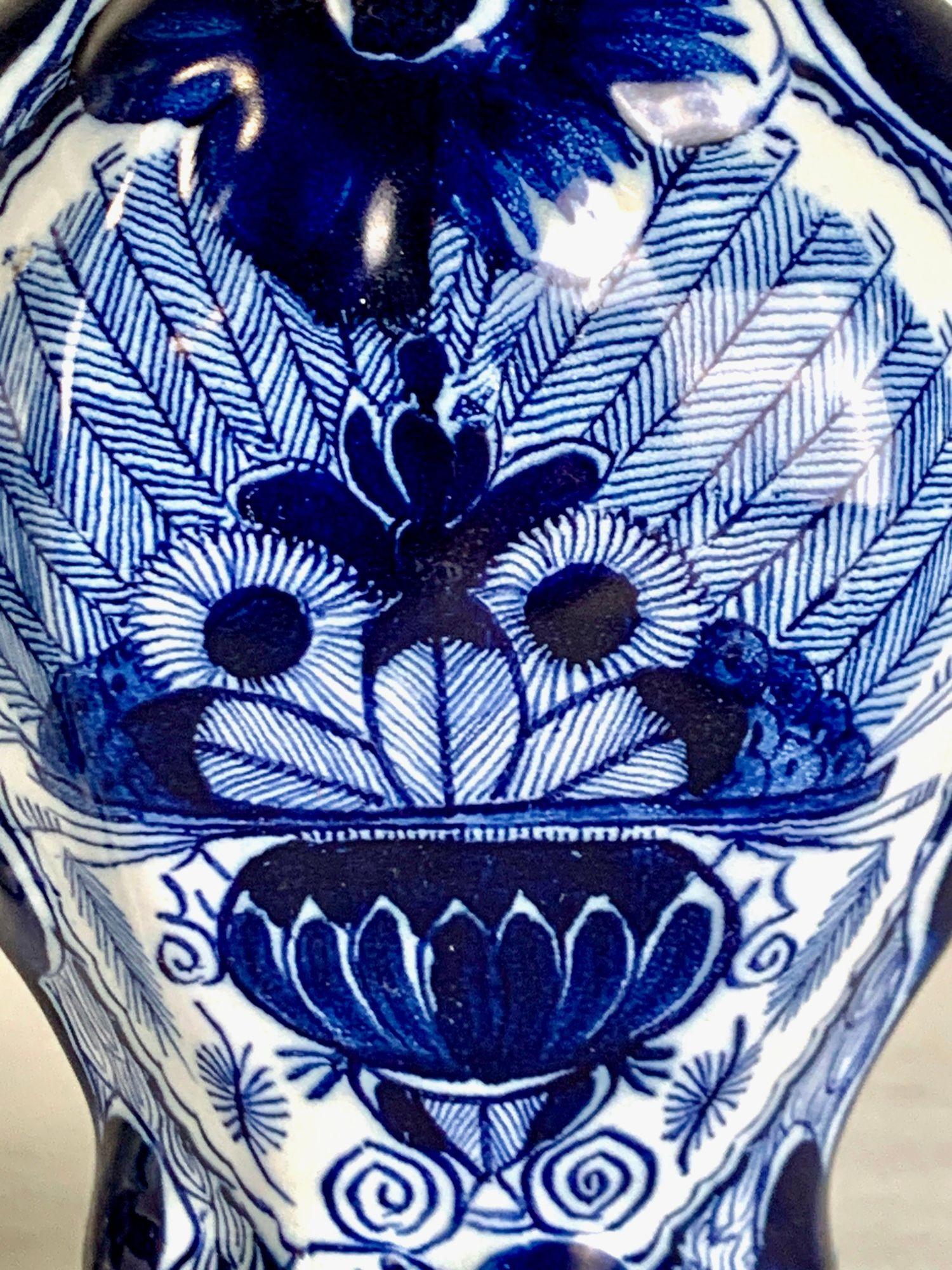 Peint à la main Paire de jarres anciennes peintes à la main en bleu et blanc de Delft avec la marque The Claw Ca. 1820 en vente