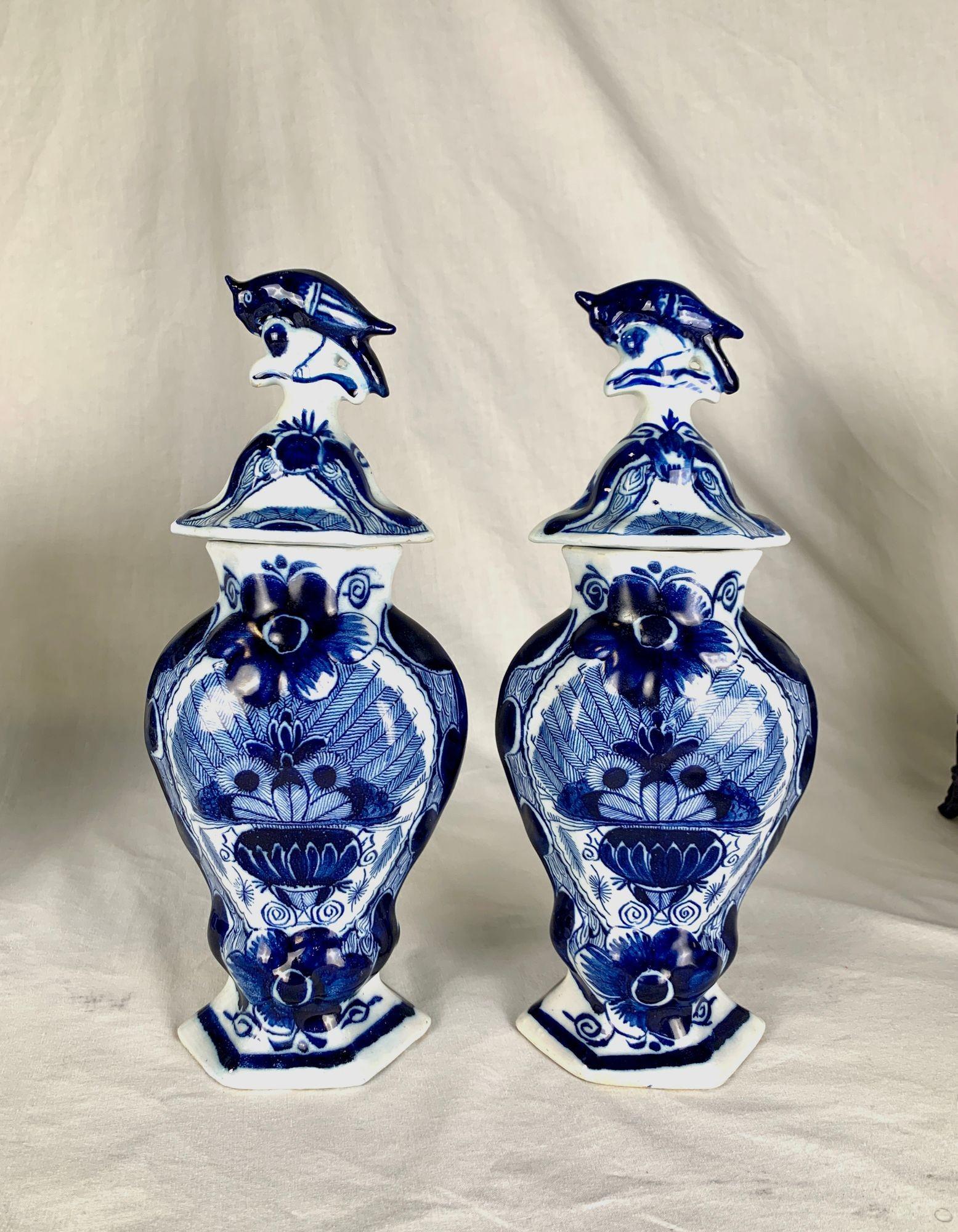 Paire de jarres anciennes peintes à la main en bleu et blanc de Delft avec la marque The Claw Ca. 1820 Excellent état - En vente à Katonah, NY