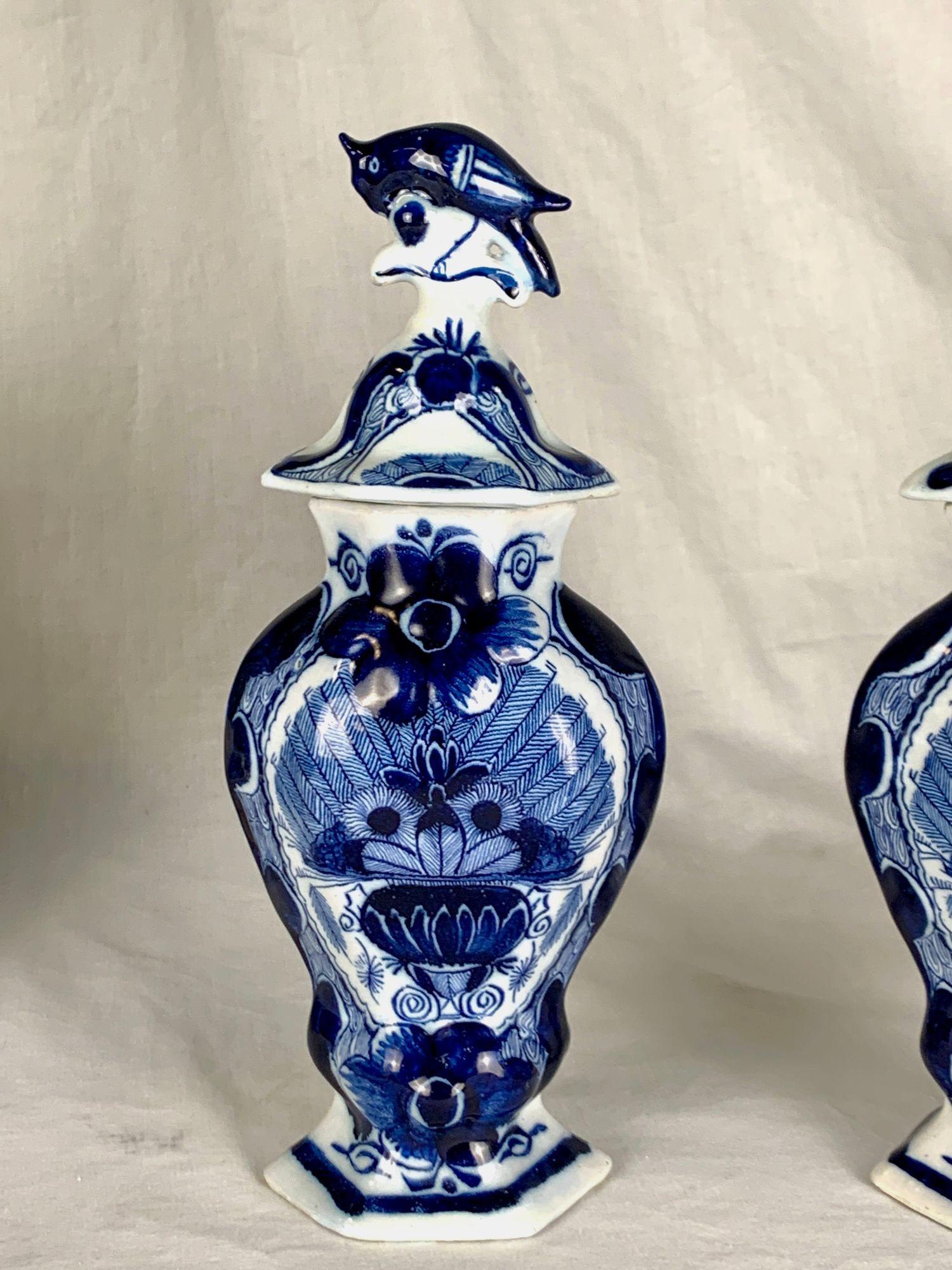 XIXe siècle Paire de jarres anciennes peintes à la main en bleu et blanc de Delft avec la marque The Claw Ca. 1820 en vente