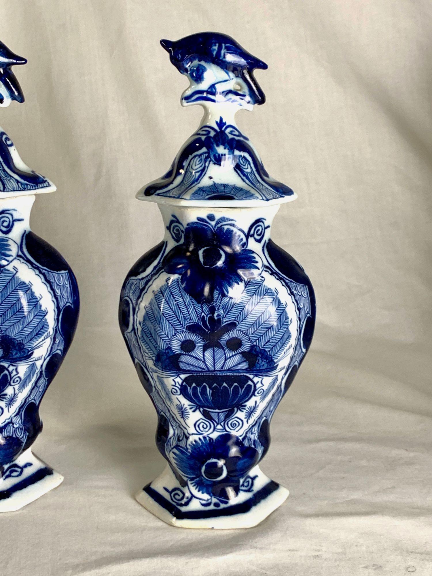 Faïence de Delft Paire de jarres anciennes peintes à la main en bleu et blanc de Delft avec la marque The Claw Ca. 1820 en vente