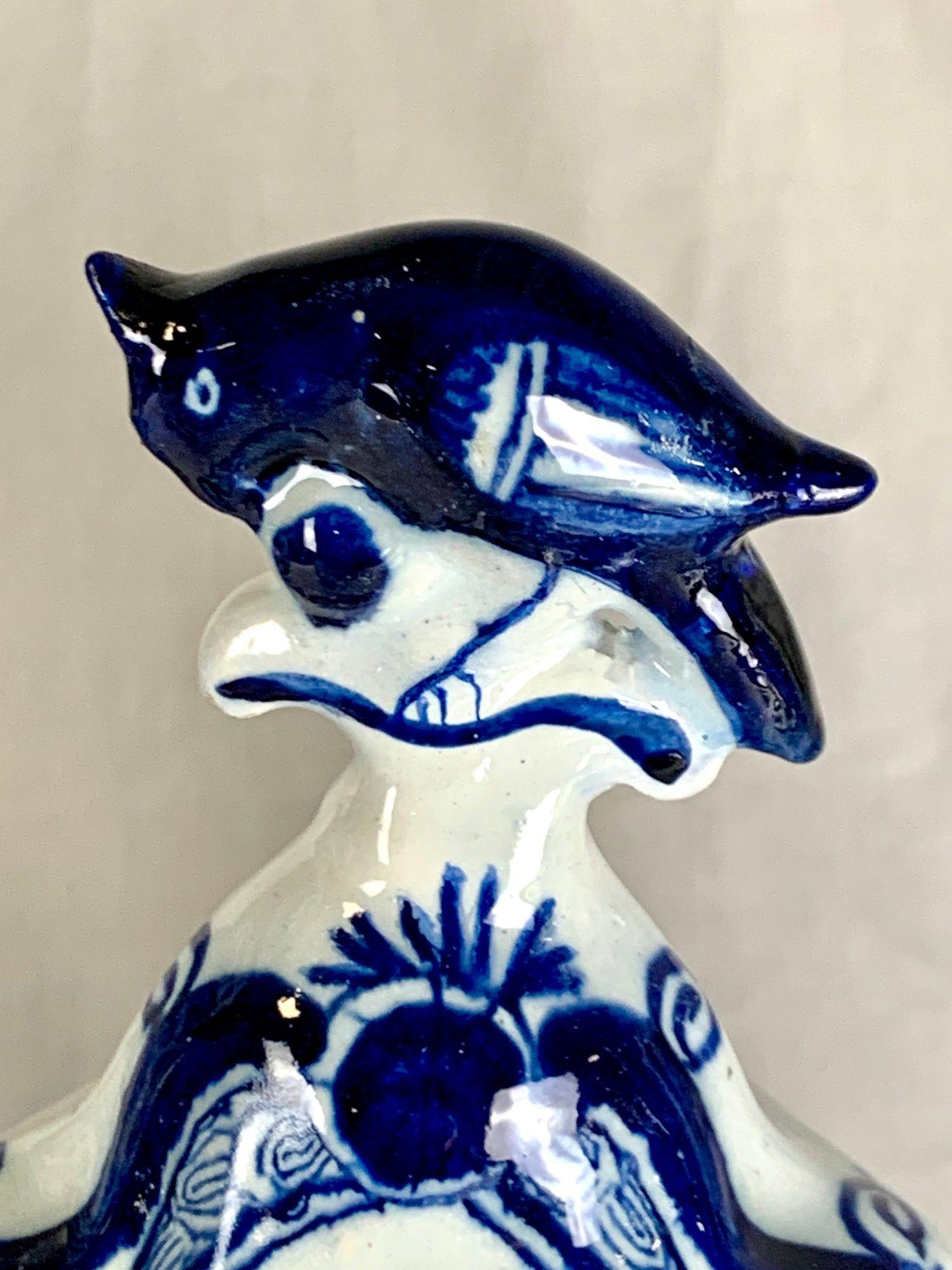 Paire de jarres anciennes peintes à la main en bleu et blanc de Delft avec la marque The Claw Ca. 1820 en vente 1