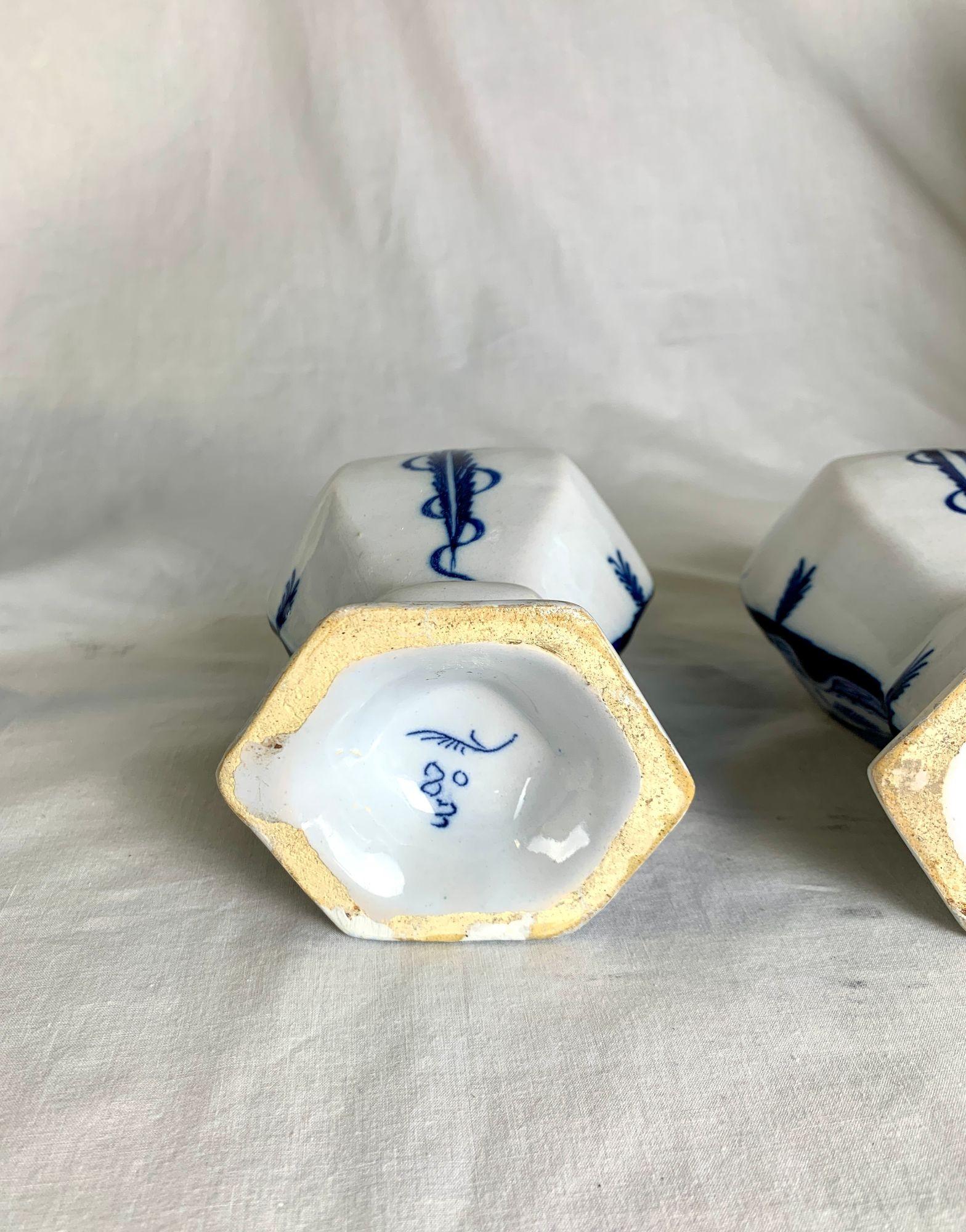 Paire de jarres anciennes peintes à la main en bleu et blanc de Delft avec la marque The Claw Ca. 1820 en vente 2