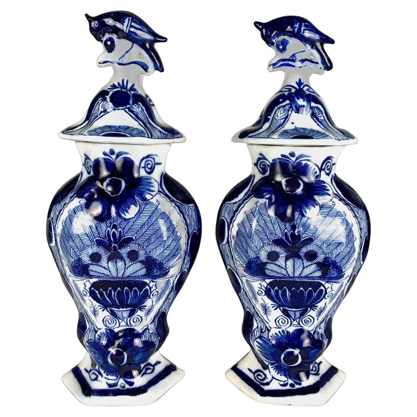 Paire de jarres anciennes peintes à la main en bleu et blanc de Delft avec la marque The Claw Ca. 1820