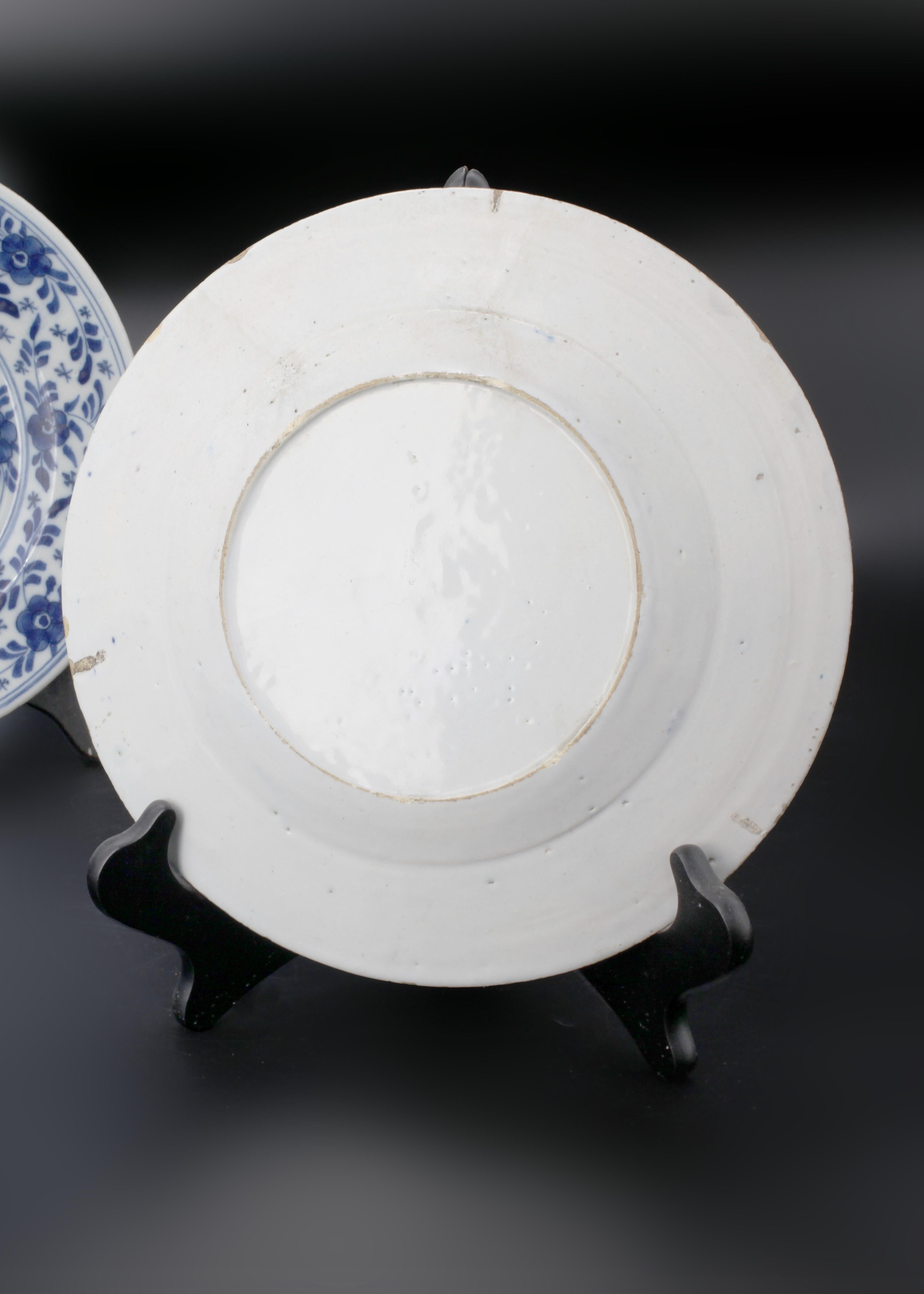 Ajoutez une touche d'artisanat hollandais du XVIIIe siècle à votre collection et observez l'élégance hollandaise fleurir sur la céramique avec ces assiettes en faïence bleue et blanche de Delft du XVIIIe siècle à la symétrie parfaite. Ornés