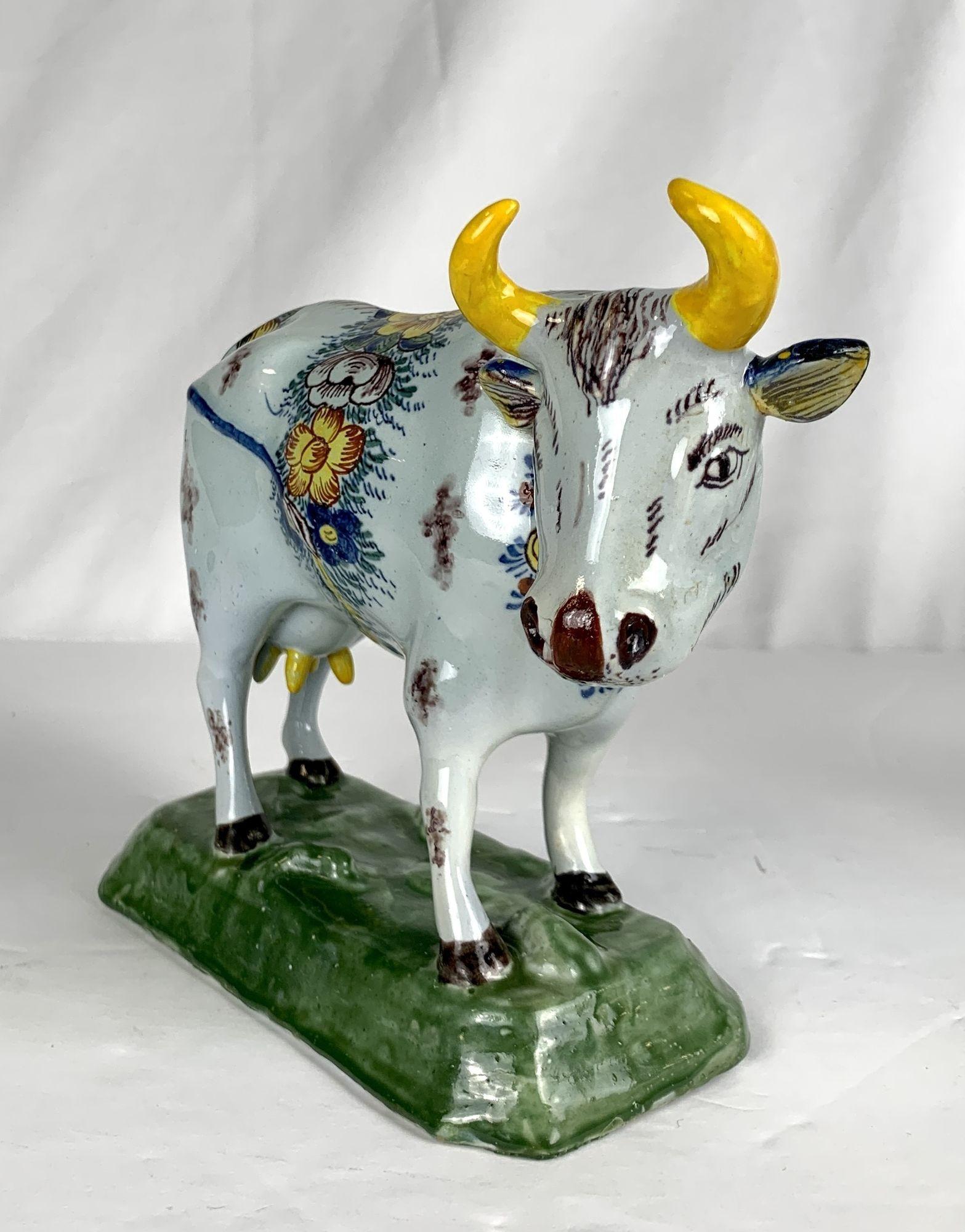 Hand-Painted Pair Delft Cows 18th Century Made De Porceleyne Lampetkan Netherlands Circa 1785 For Sale