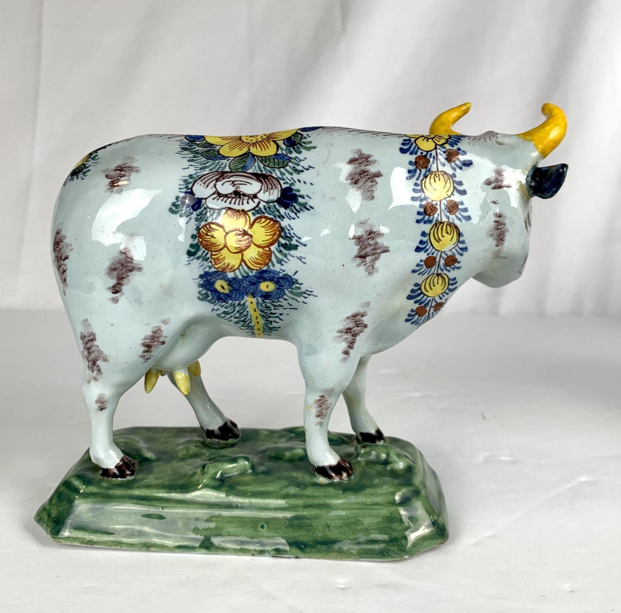 Pair Delft Cows 18th Century Made De Porceleyne Lampetkan Netherlands Circa 1785 In Good Condition For Sale In Katonah, NY