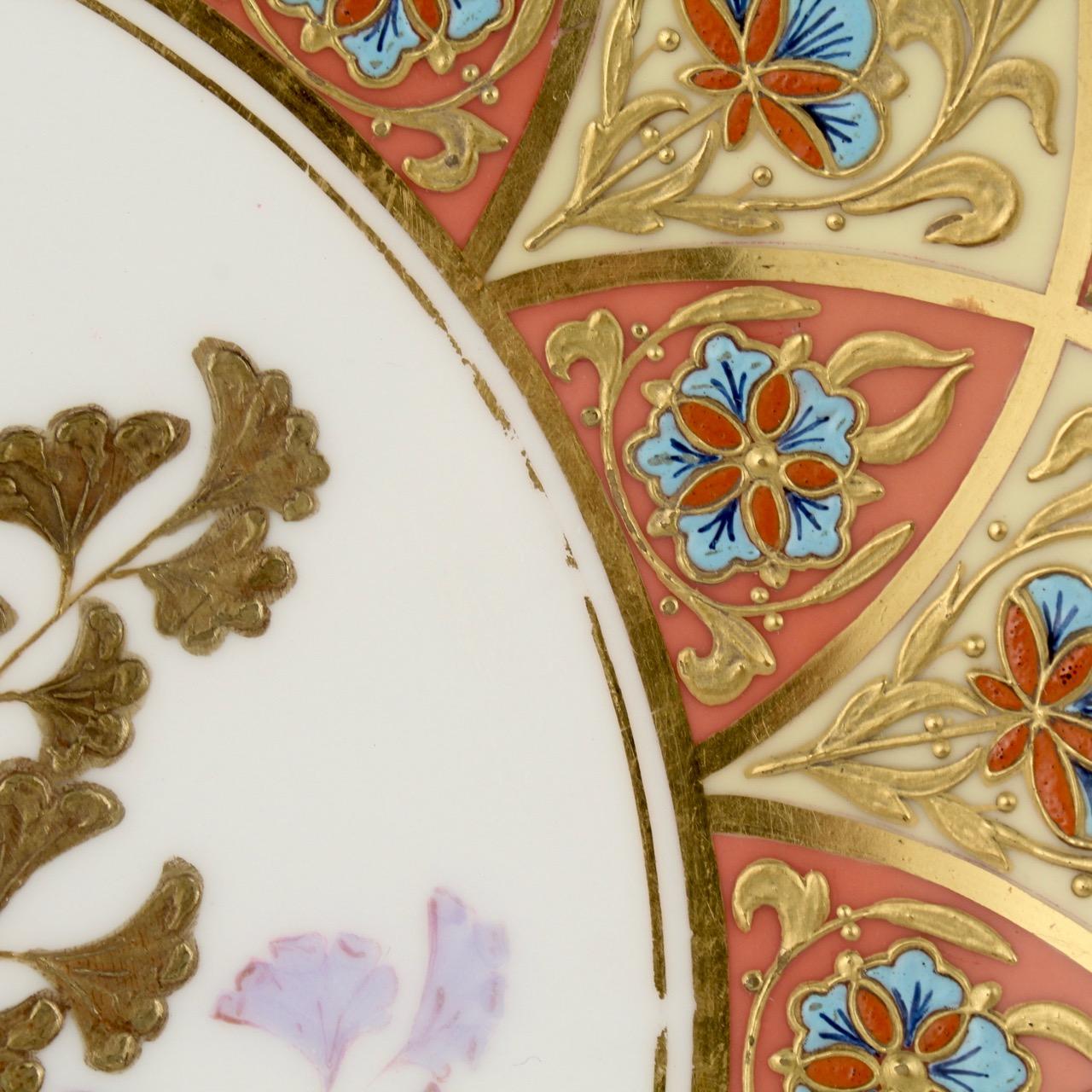 Paire d'assiettes de cabinet en porcelaine de Derby de la période esthétique, dorées et émaillées, à motif botanique en vente 2