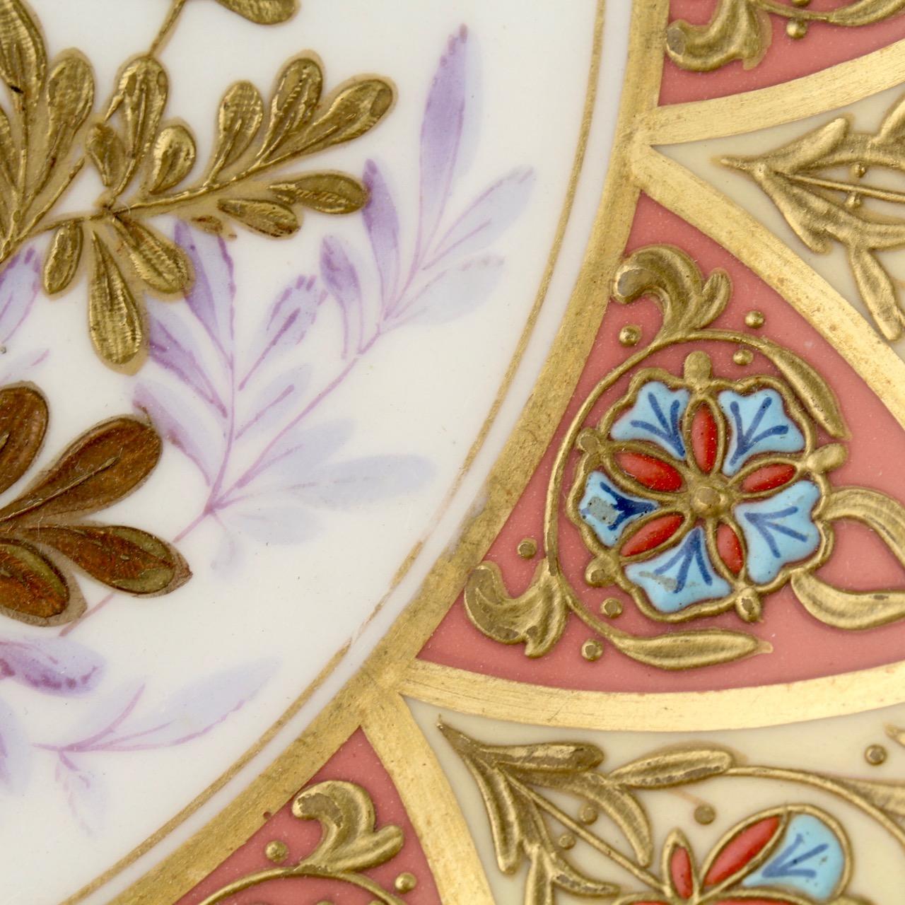 Paire d'assiettes de cabinet en porcelaine de Derby de la période esthétique, dorées et émaillées, à motif botanique en vente 3