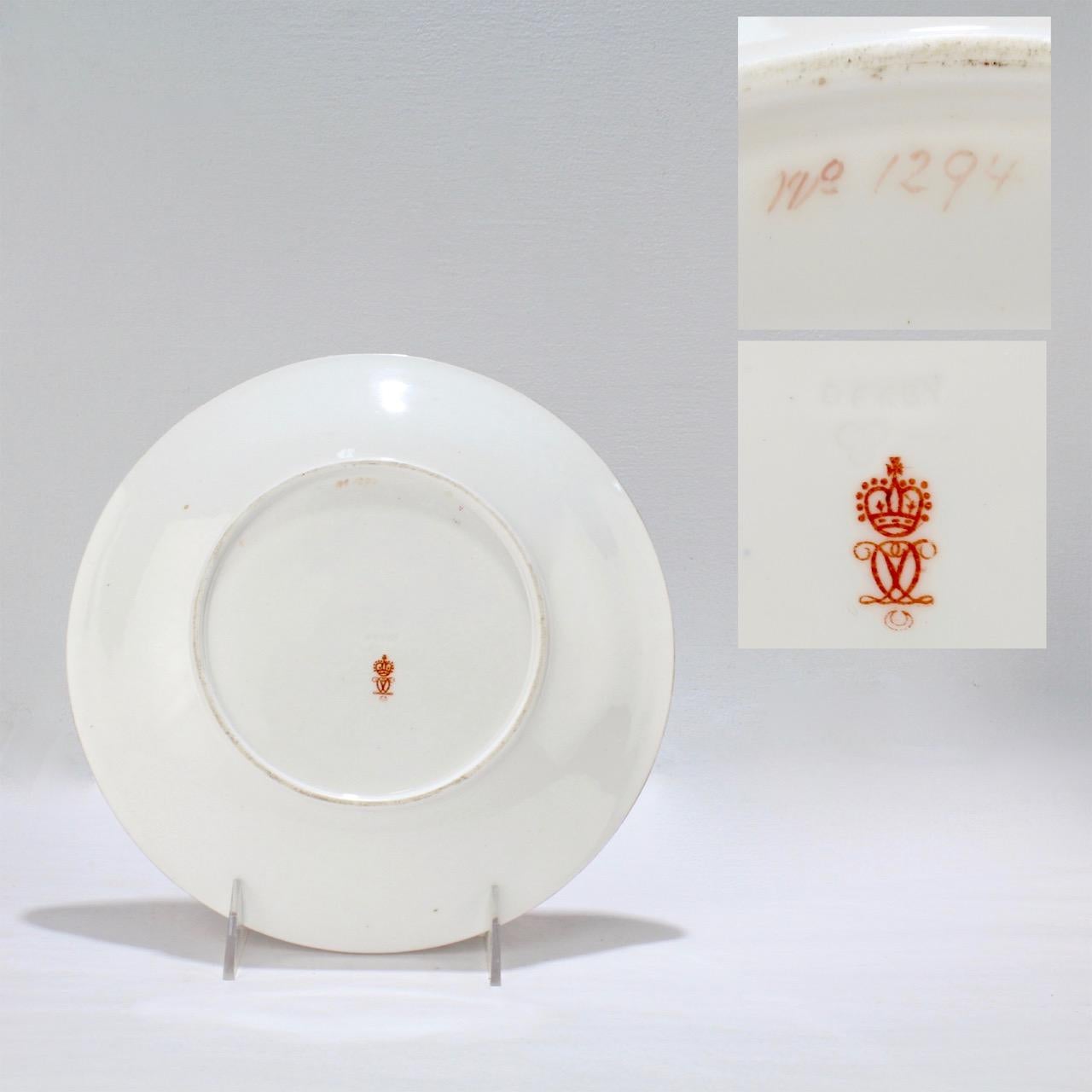 Paire d'assiettes de cabinet en porcelaine de Derby de la période esthétique, dorées et émaillées, à motif botanique en vente 4