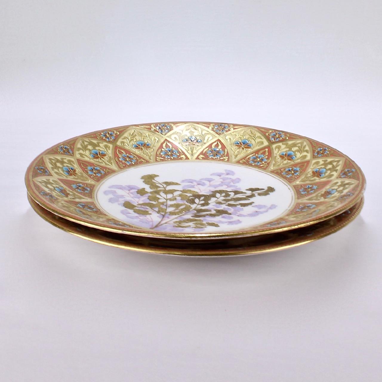 Paire d'assiettes de cabinet en porcelaine de Derby de la période esthétique, dorées et émaillées, à motif botanique en vente 6