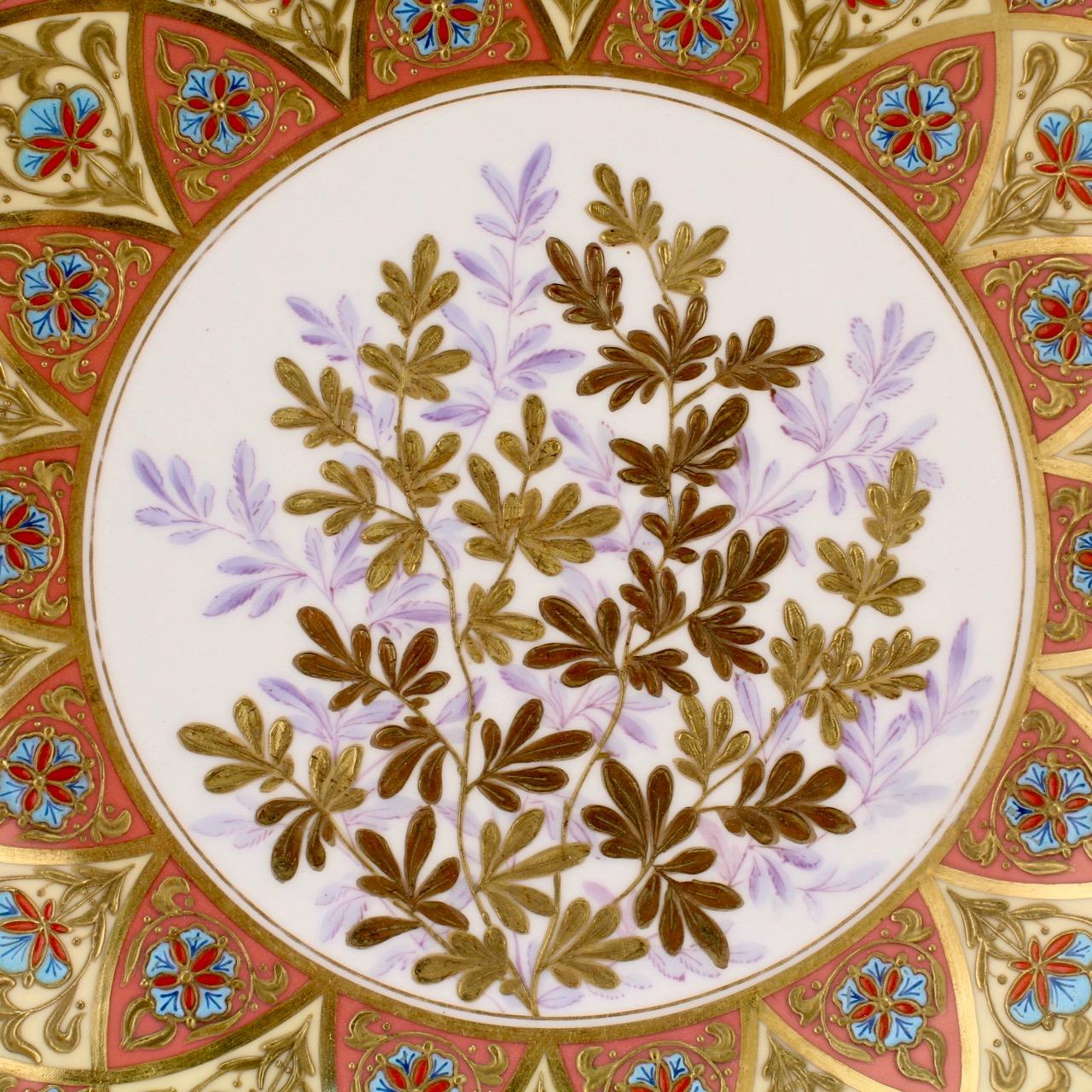 Britannique Paire d'assiettes de cabinet en porcelaine de Derby de la période esthétique, dorées et émaillées, à motif botanique en vente