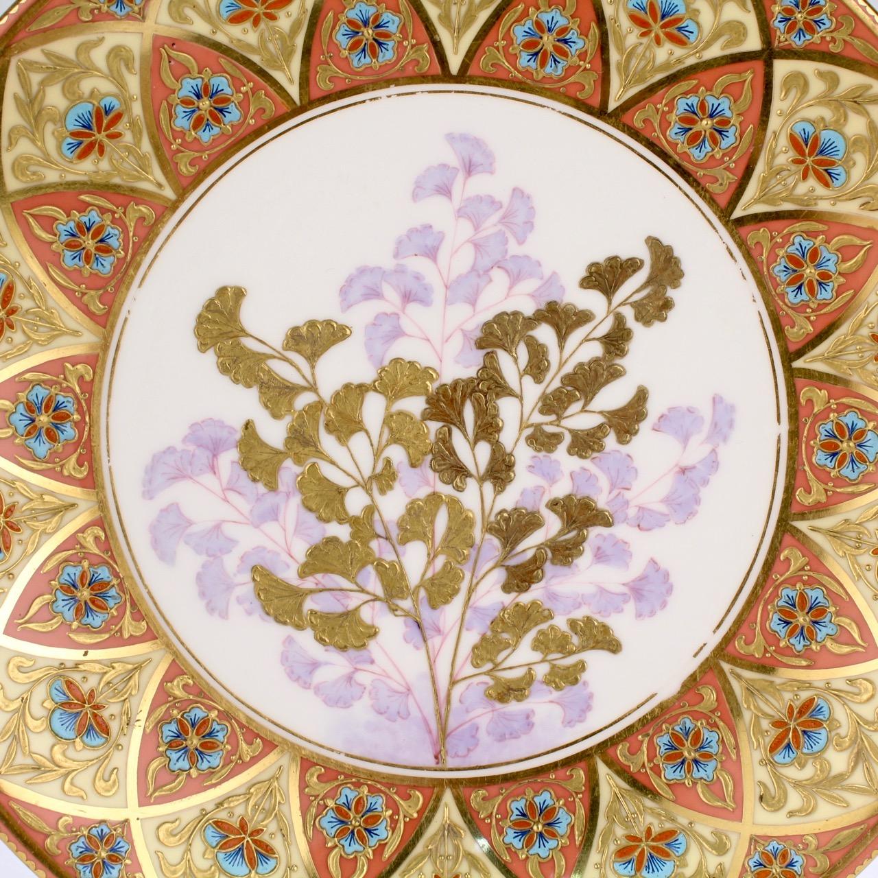 Émaillé Paire d'assiettes de cabinet en porcelaine de Derby de la période esthétique, dorées et émaillées, à motif botanique en vente