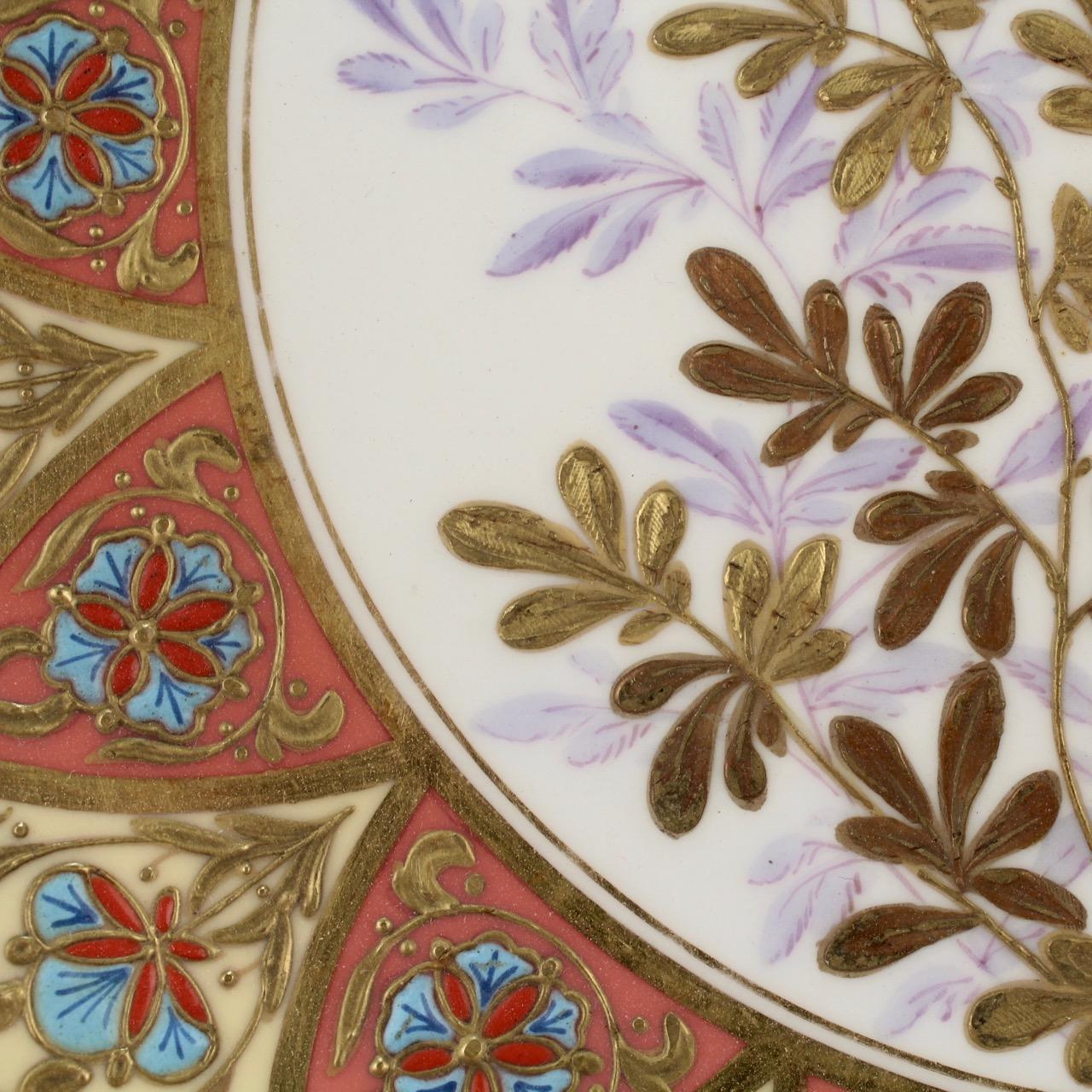 Paire d'assiettes de cabinet en porcelaine de Derby de la période esthétique, dorées et émaillées, à motif botanique Bon état - En vente à Philadelphia, PA