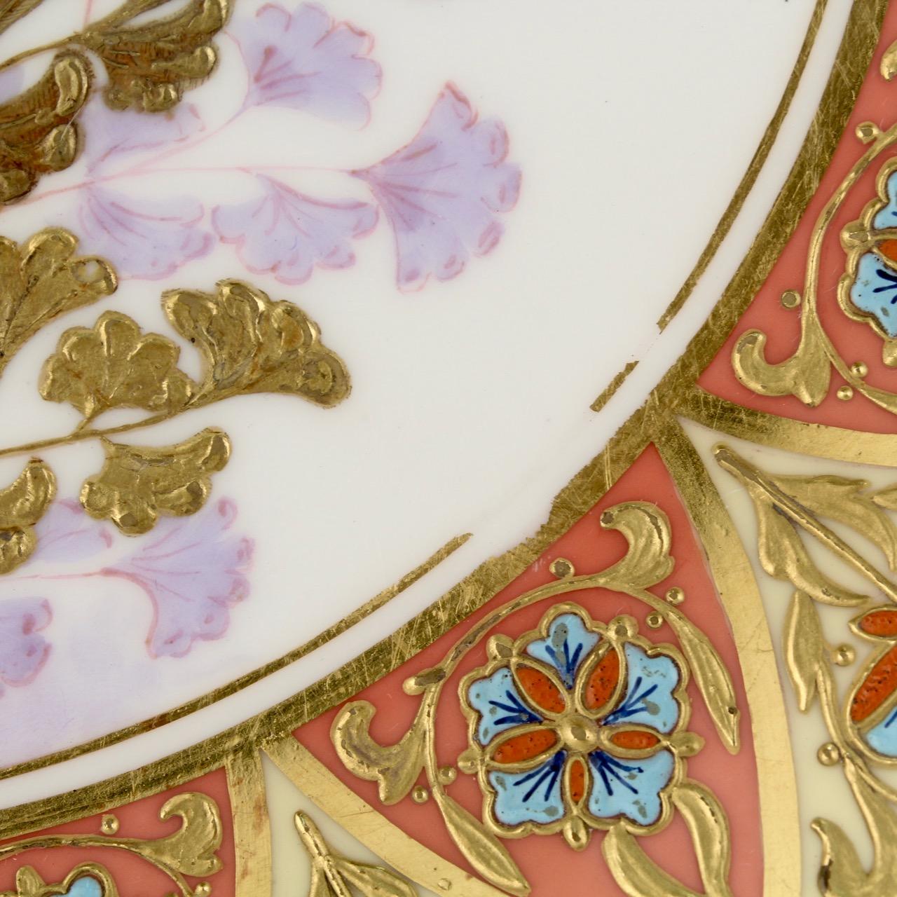 Paire d'assiettes de cabinet en porcelaine de Derby de la période esthétique, dorées et émaillées, à motif botanique en vente 1