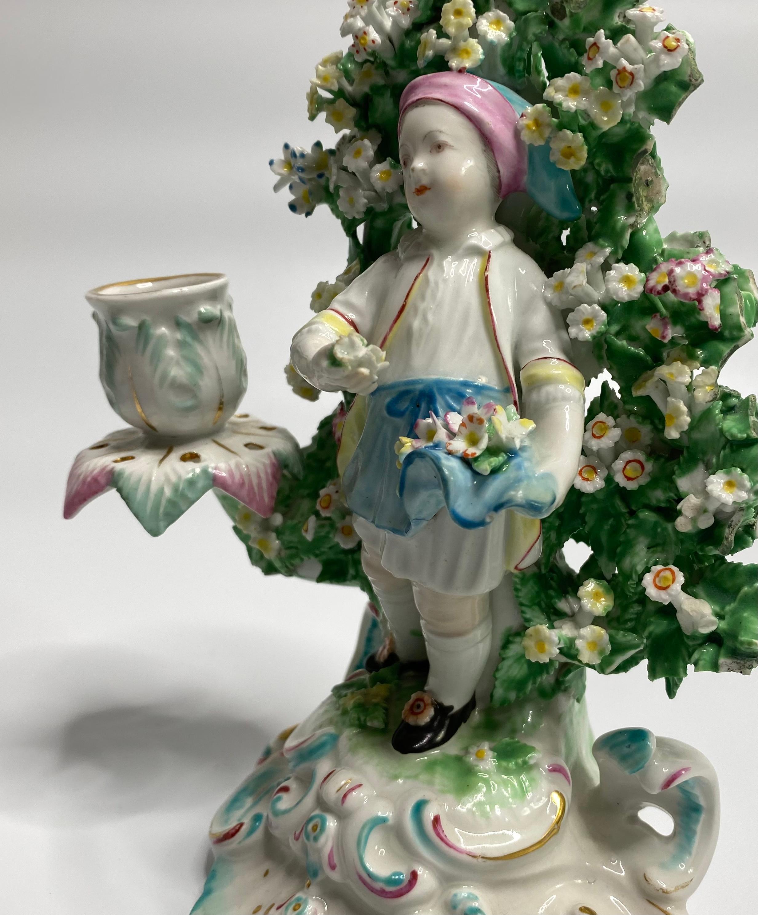 Milieu du XVIIIe siècle Paire de bougeoirs Bocage en porcelaine de Derby, vers 1765 en vente
