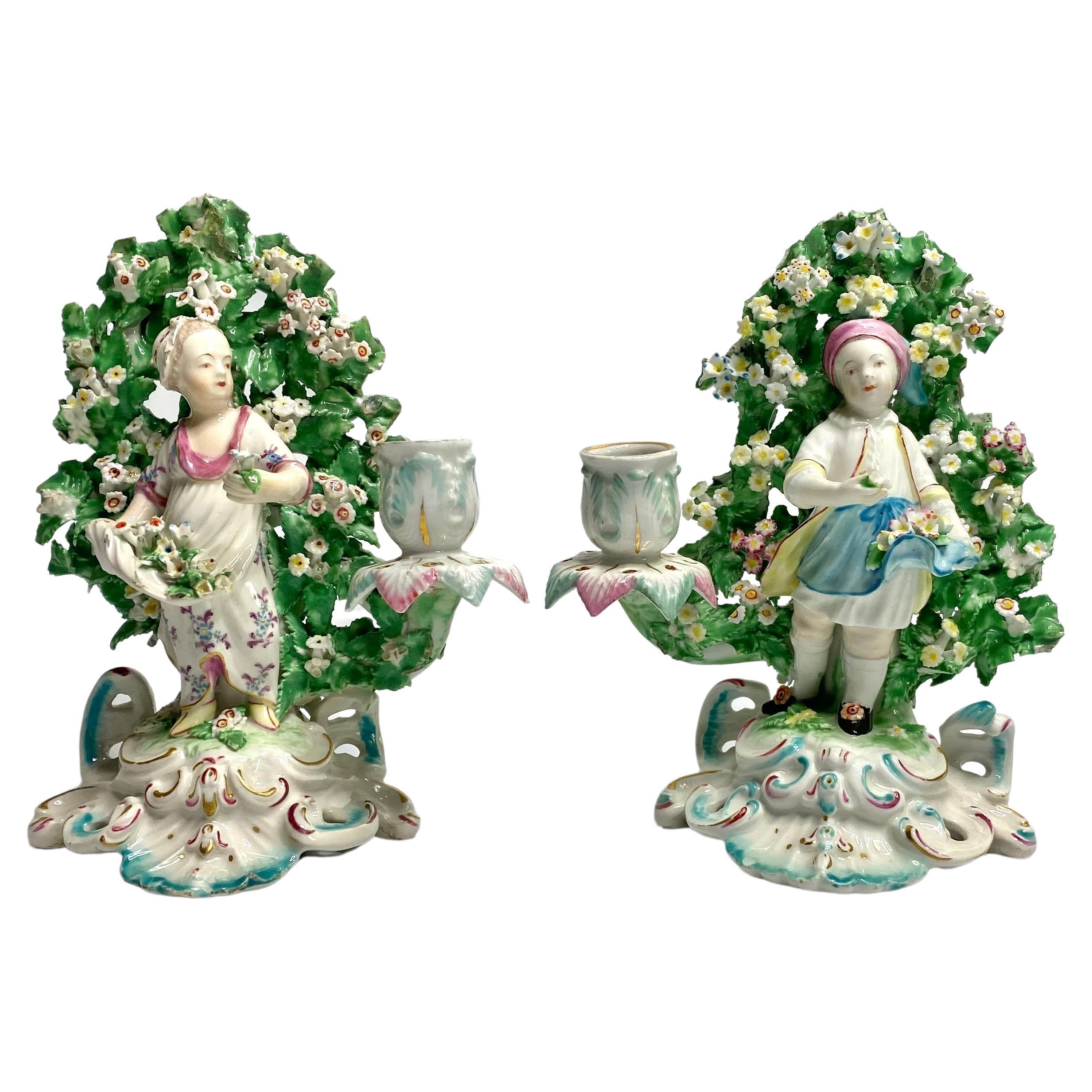 Paire de bougeoirs Bocage en porcelaine de Derby, vers 1765 en vente