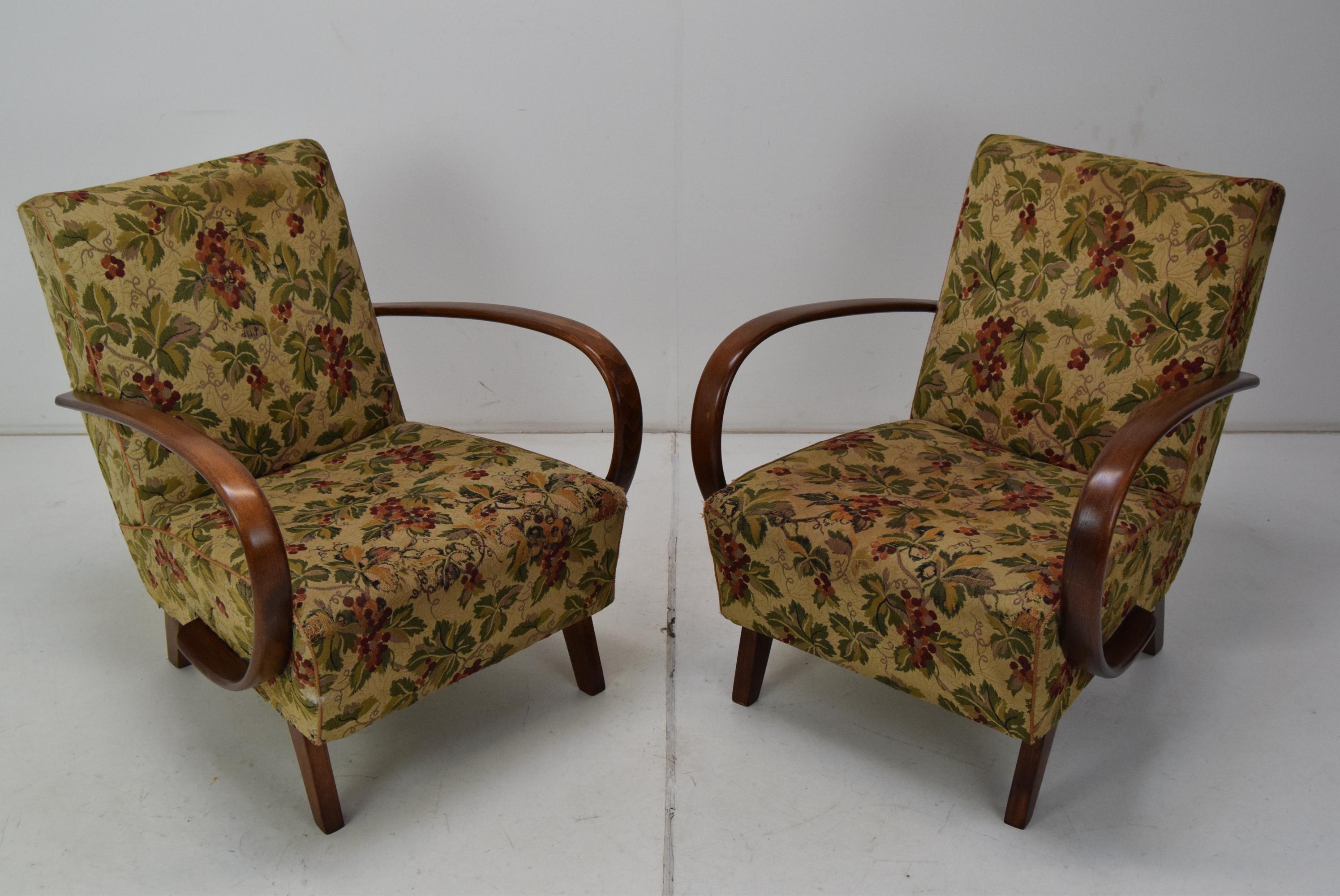 
Made in Czechoslovakia
Made of Fabric,Beech Wood
The armchairs are suitable for reupholstering
The wooden parts were restored
Height Seating 41cm
You can buy one piece
Original condition
